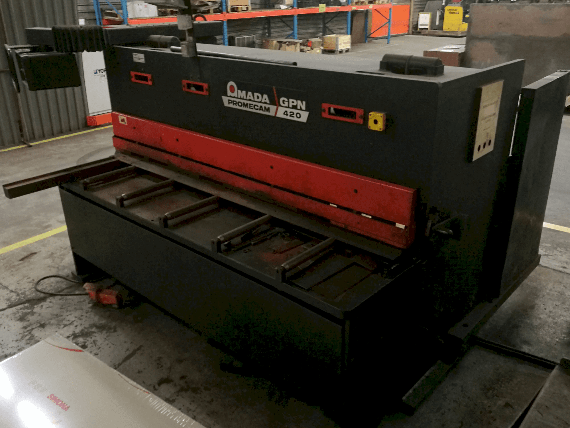 Makine AMADA - Sağdan görünüm PROMECAM GPN 420