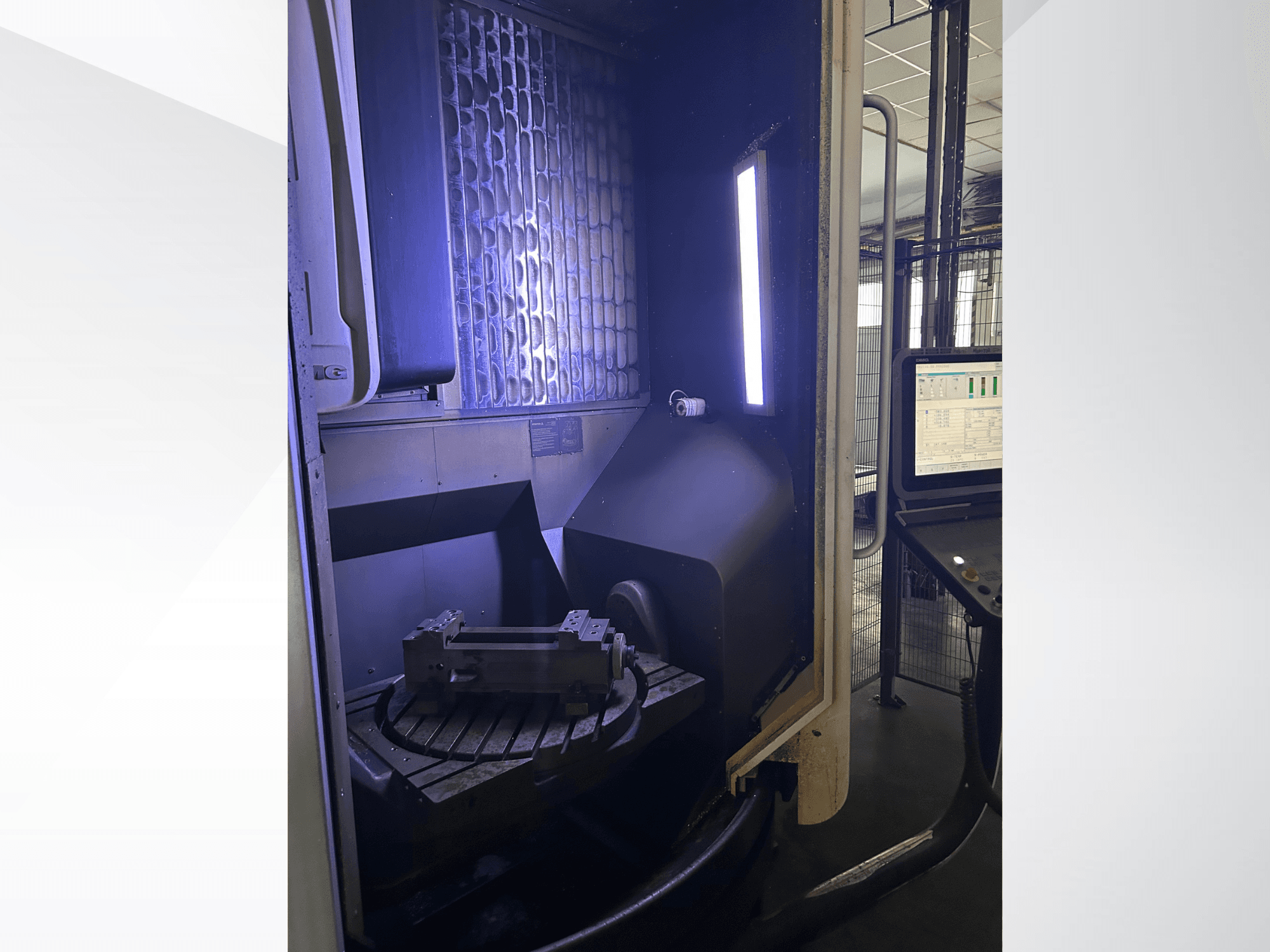 DMG MORI DMU 65 MonoBlock dikey işleme merkezi; iş parçası ve kontrol paneli bulunan döner masayı gösteren önden görünüm.