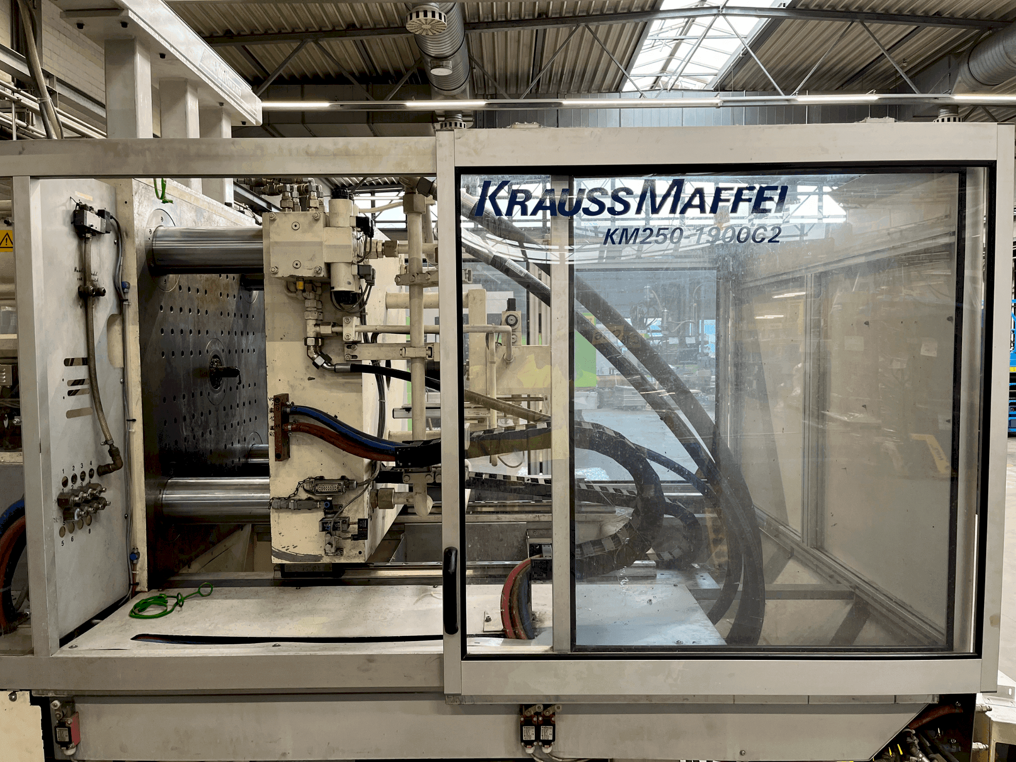 Makine Krauss Maffei 250-1900 C2 - Önden görünüm