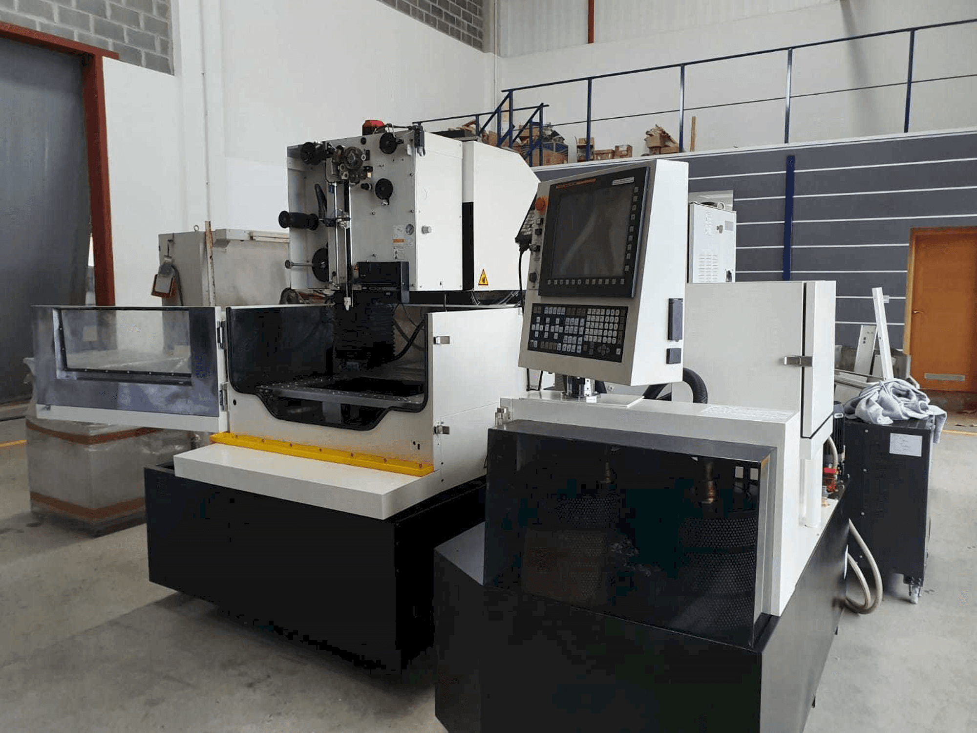 Makine FANUC Robocut α-1iE - Önden görünüm