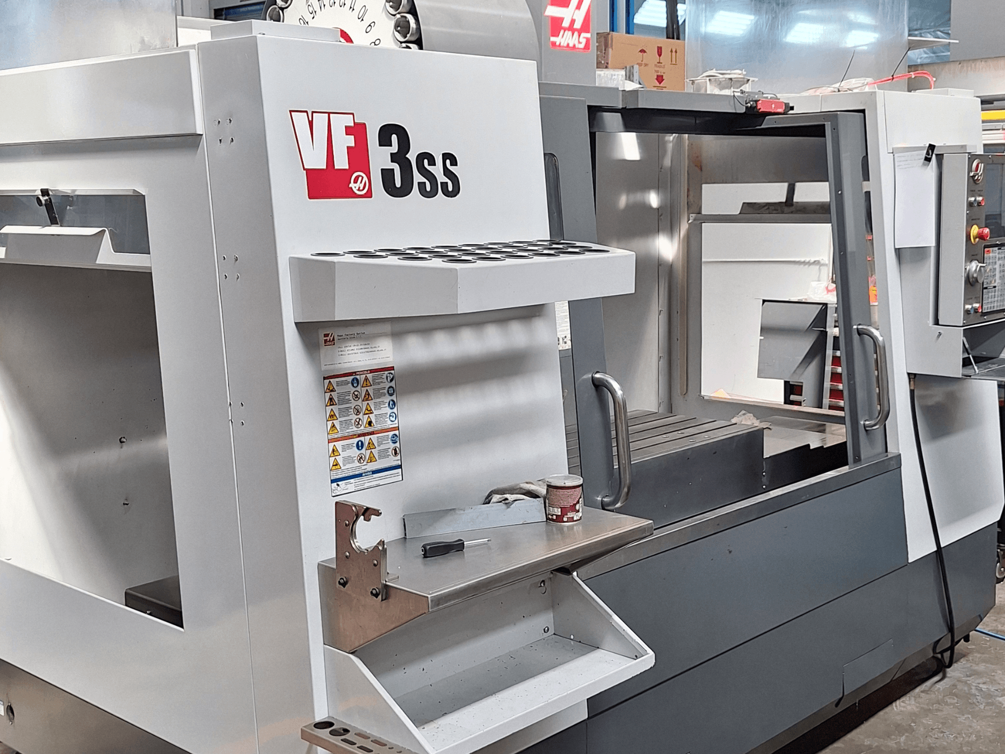 Haas VF-3SS dikey işleme merkezi, önden görünüm, kontrol paneli, takım tutucu ve çalışma alanı.