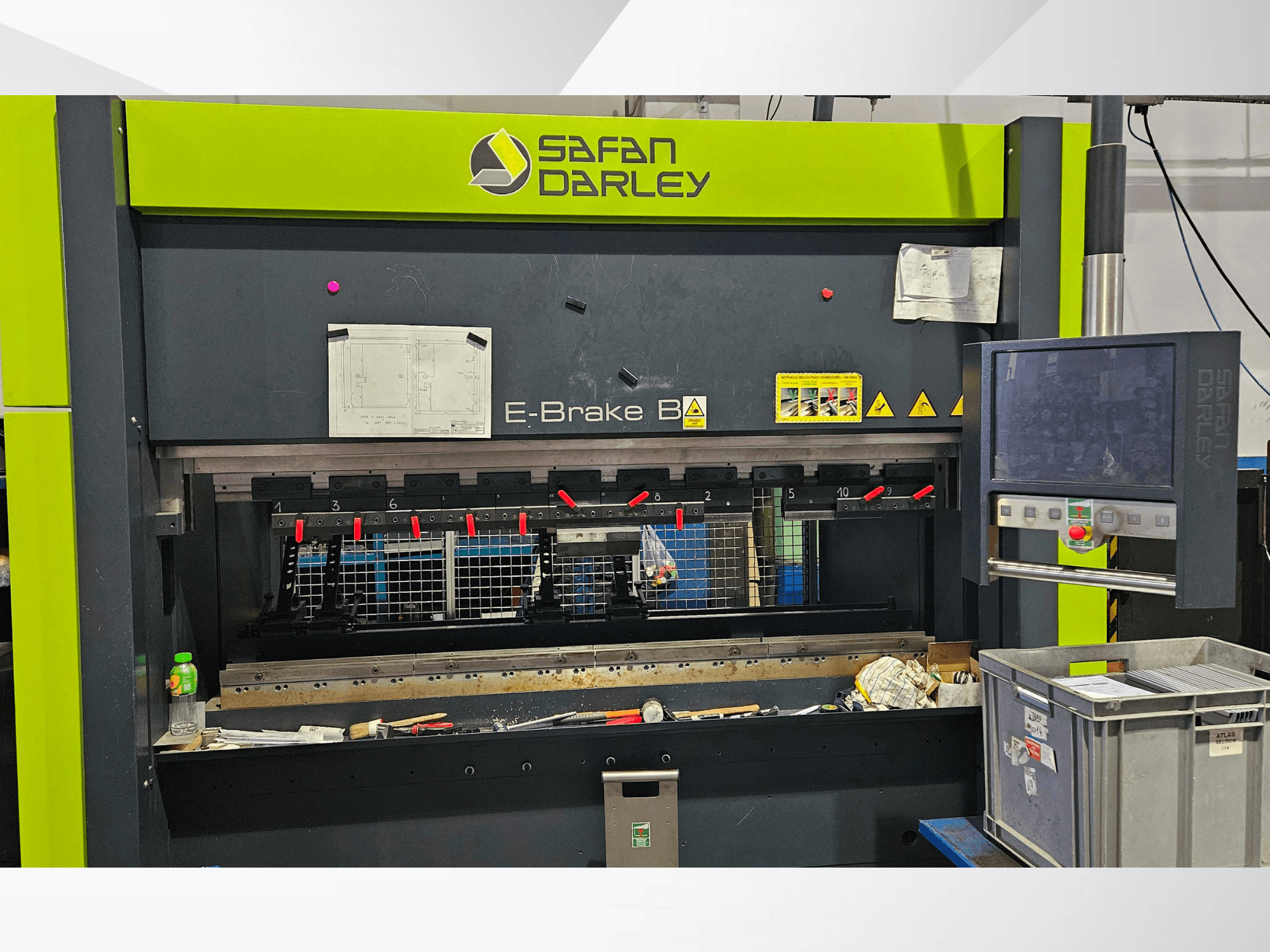 Safan Darley E-Brake B4 hidrolik abkant presin önden görünümü, kumandalar, güvenlik muhafazaları ve çeşitli kelepçeler.