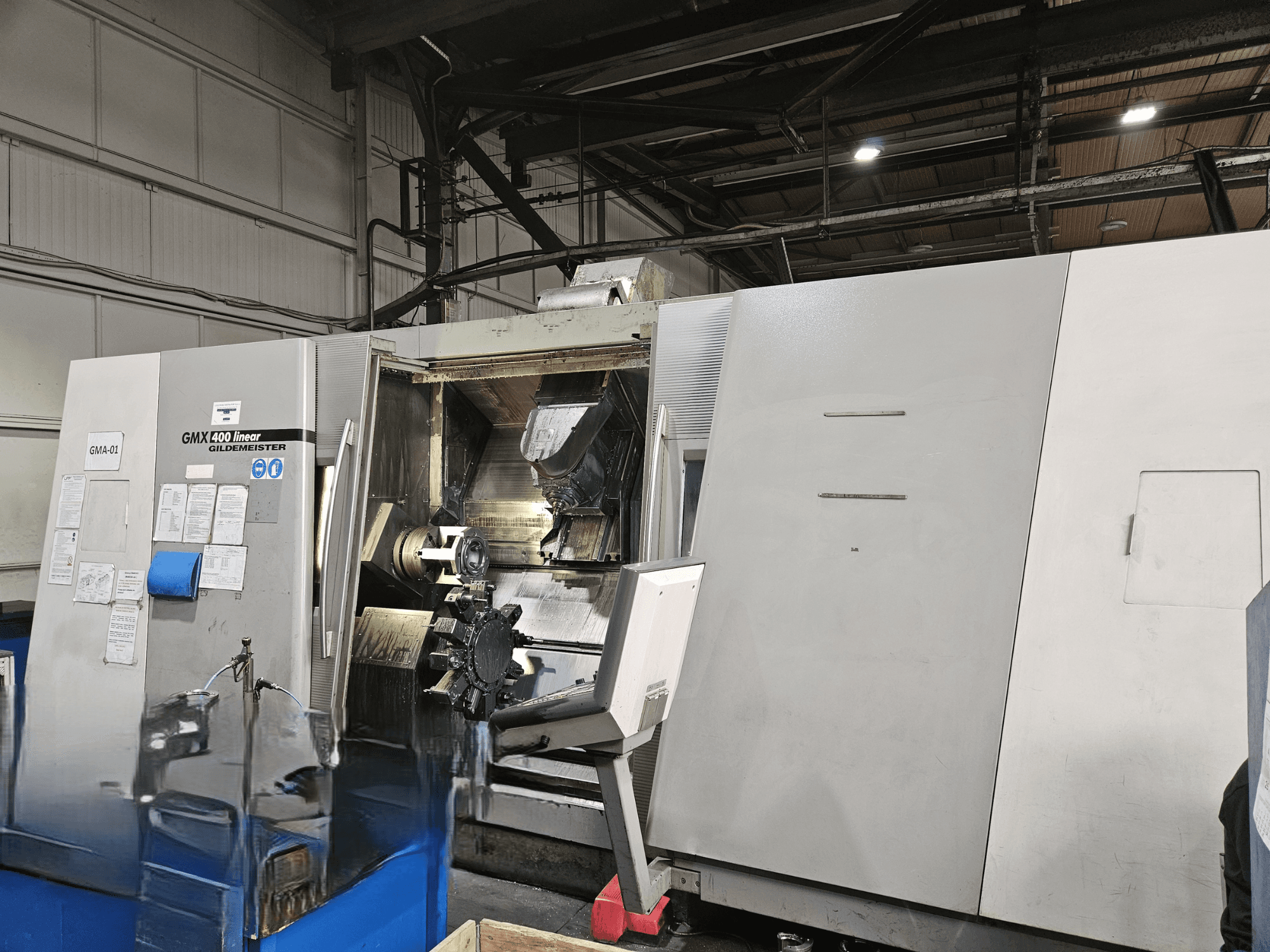 Gildemeister GMX 400 Lineer torna freze merkezinin önden görünümü, işleme alanına ve içindeki takımlara açık erişimi göstermektedir.