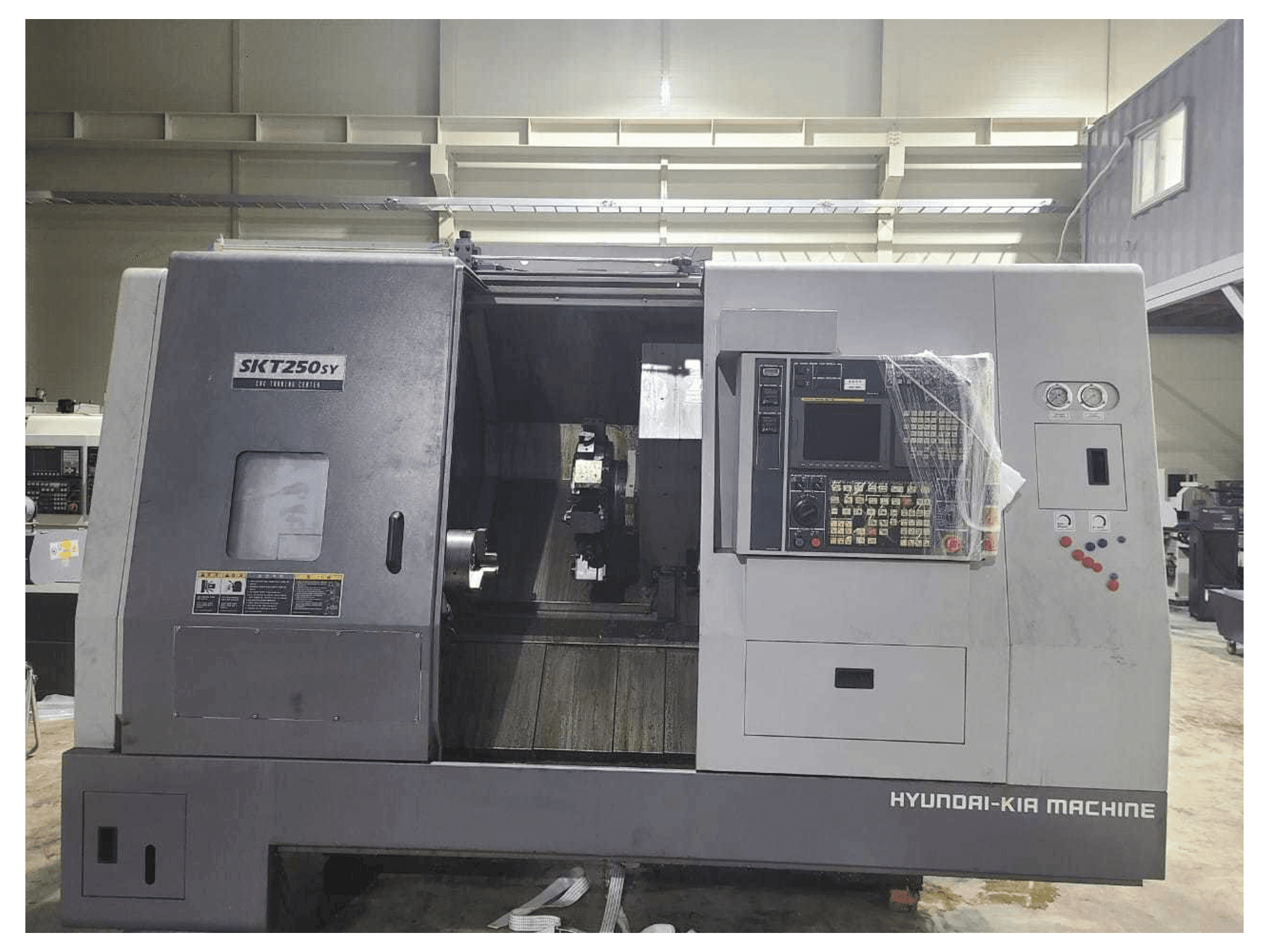 Makine Hyundai Kia SKT250SY - Önden görünüm