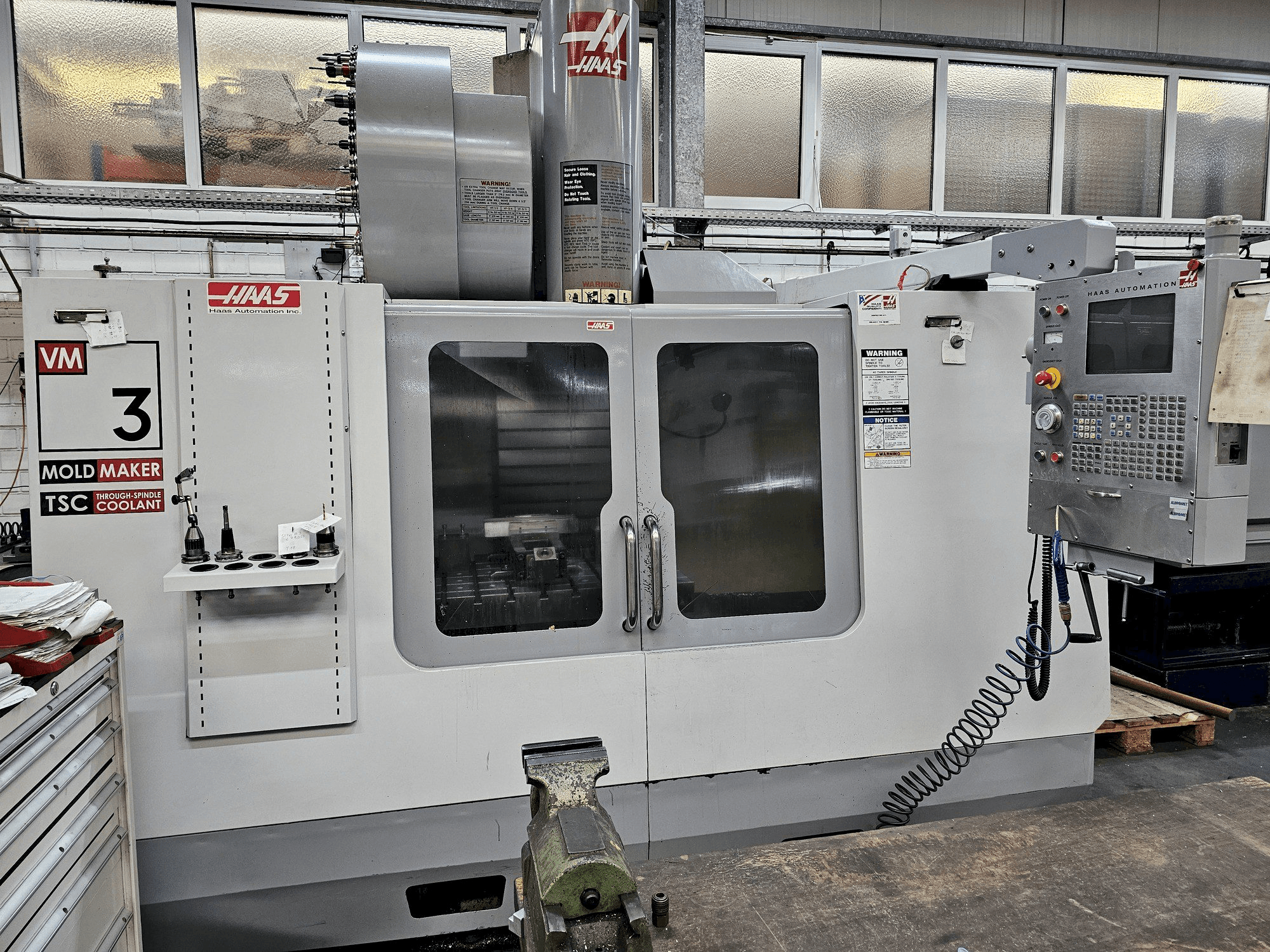 Makine HAAS VM 3 - Önden görünüm
