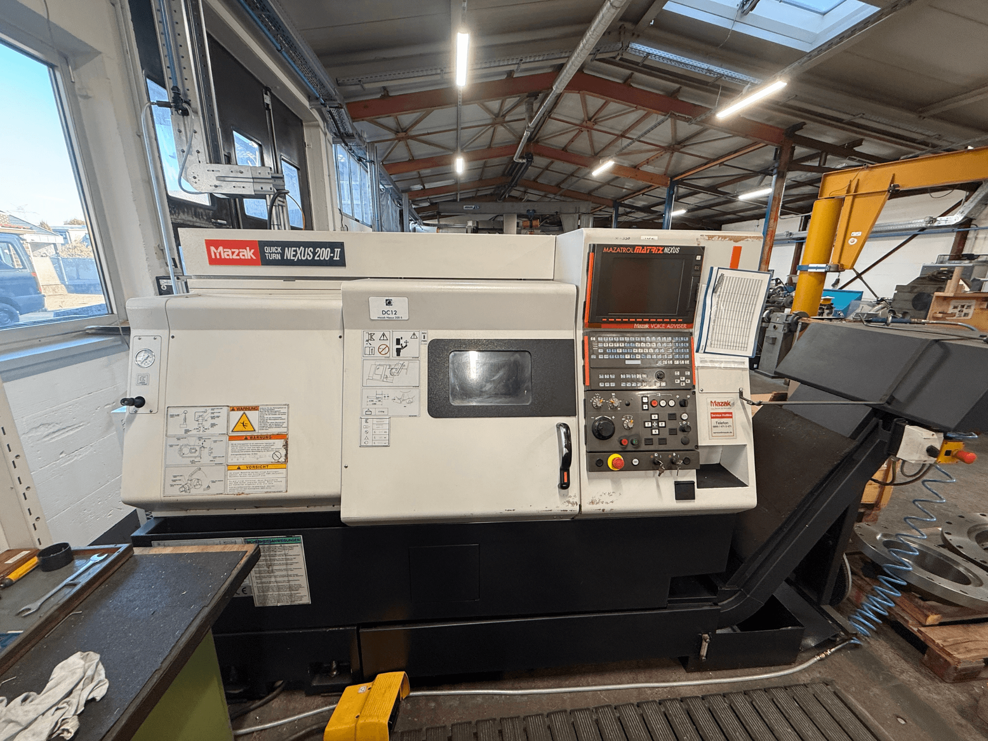 Mazak QUICK TURN NEXUS 200-II yatay torna tezgahı, önden görünüm; kontrol paneli ve çalışma özellikleri gösterilmektedir.