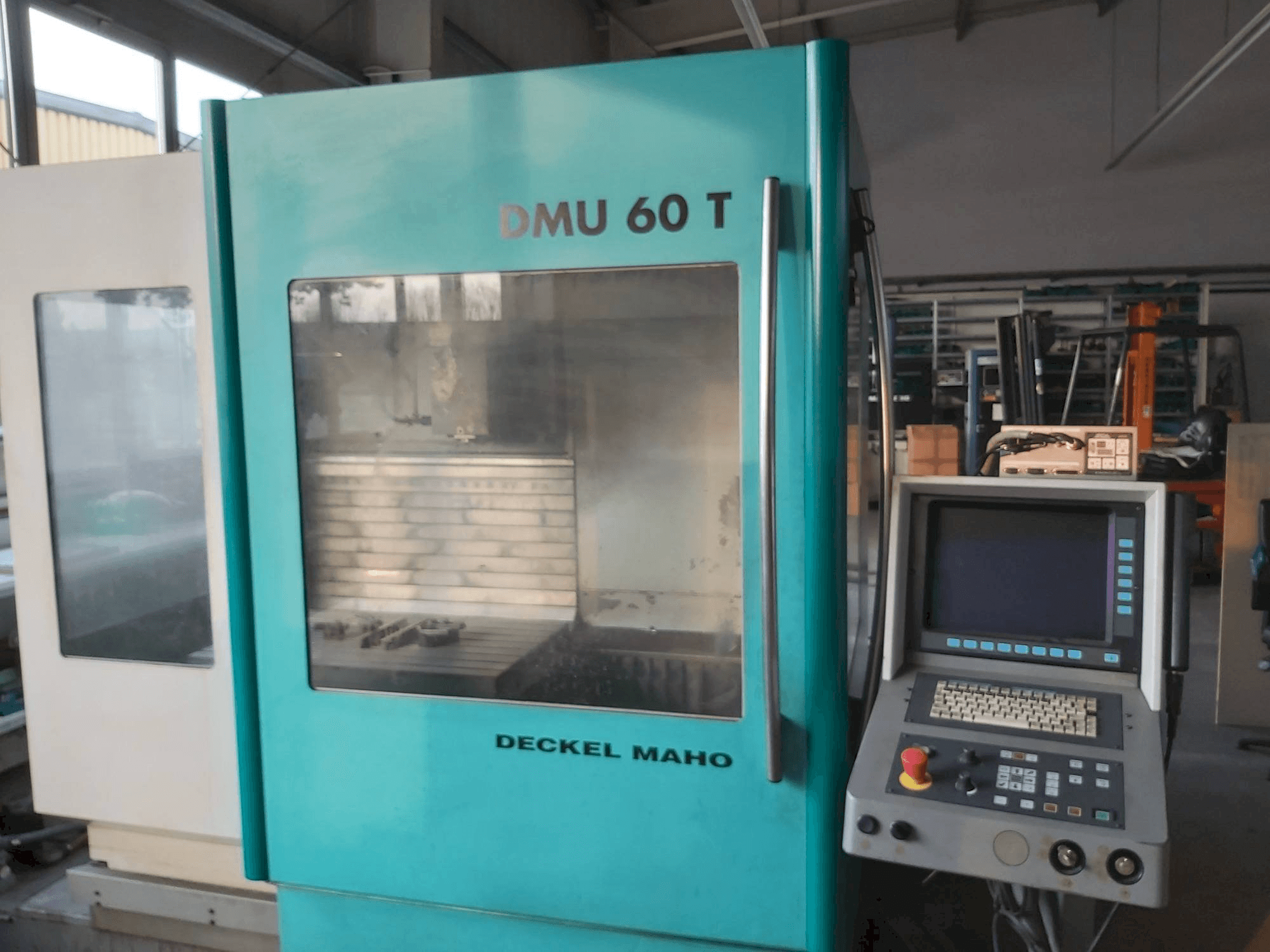 Makine DECKEL MAHO DMU 60 T - Önden görünüm