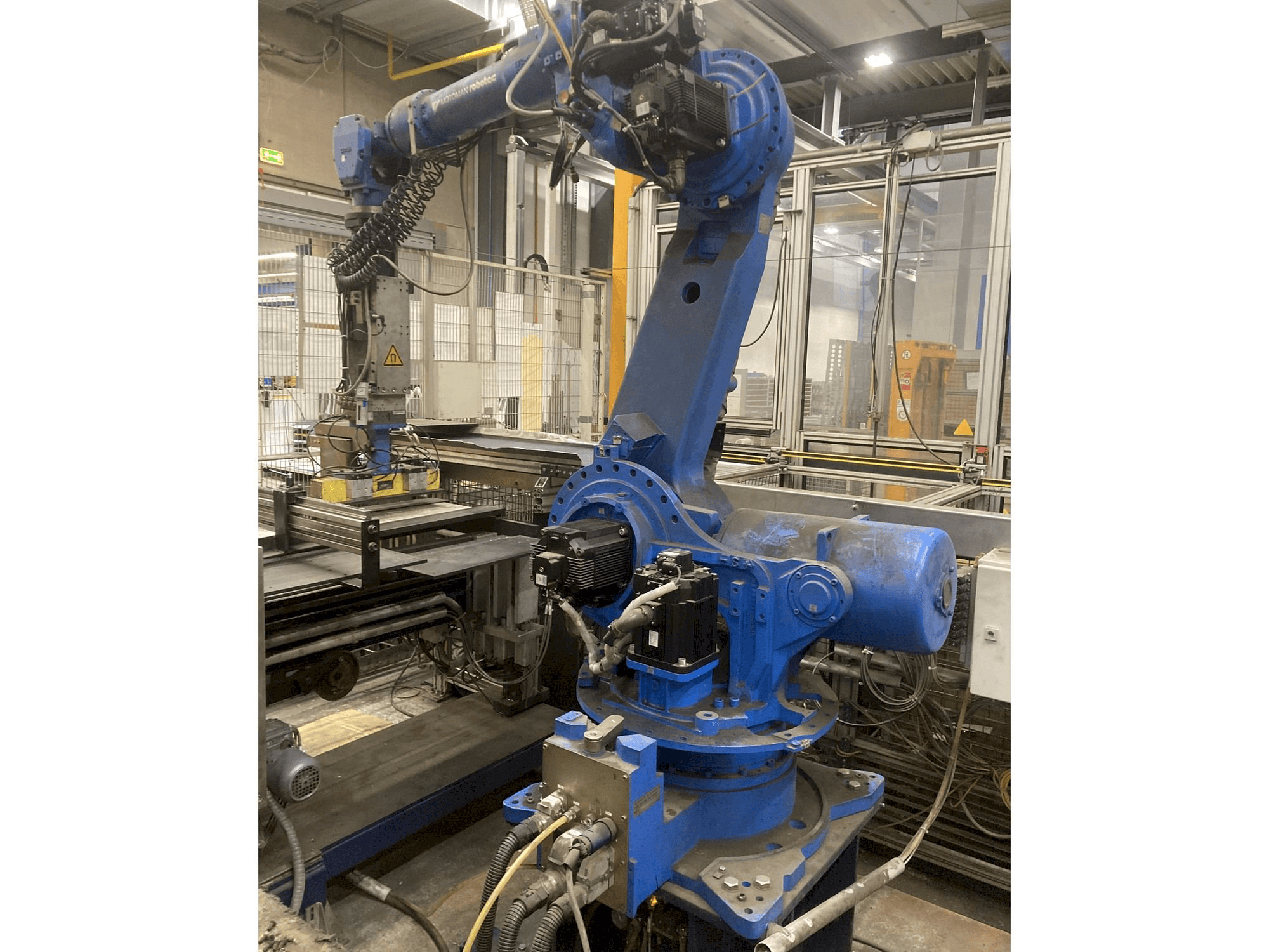 Makine Yaskawa Motoman ES165 - Önden görünüm