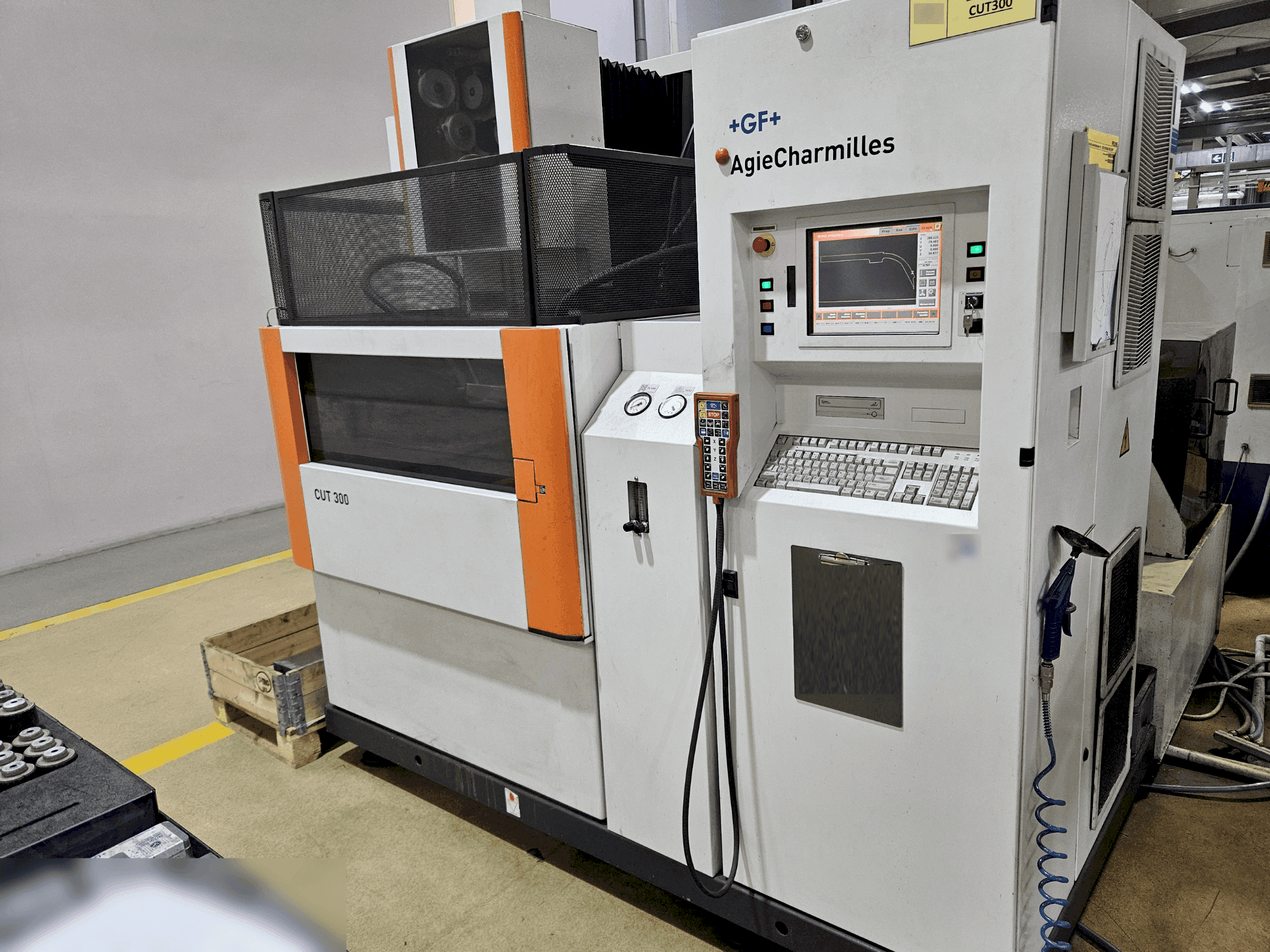 Makine AgieCharmilles CUT 300 - Önden görünüm