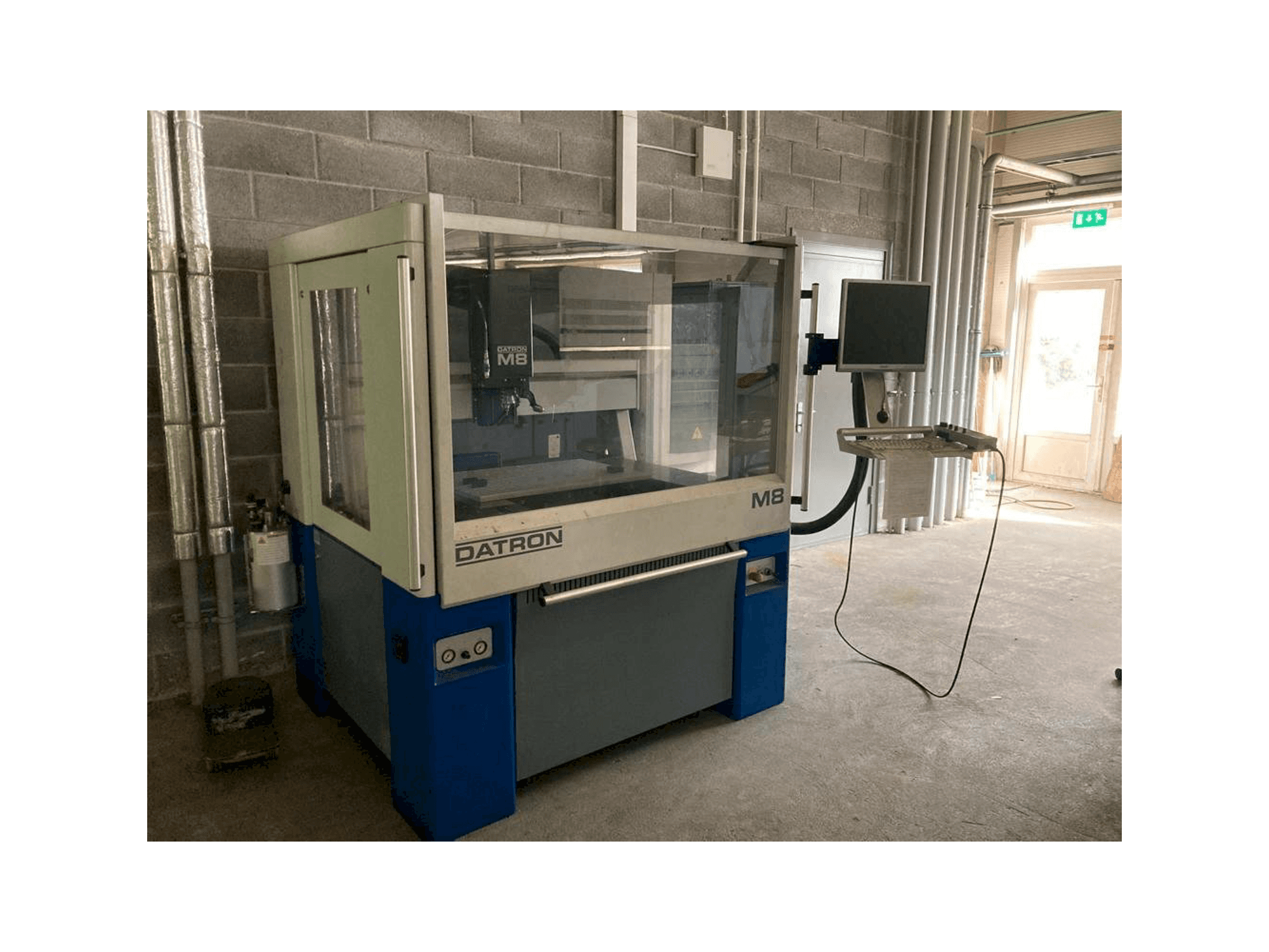 Makine Datron M8A - Önden görünüm