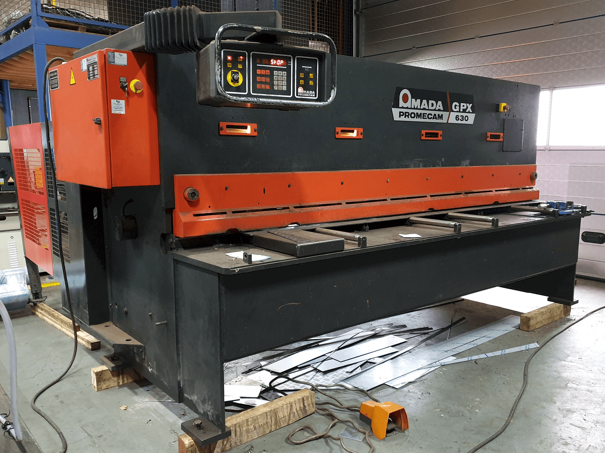 Makine AMADA - Sol görünüm PROMECAM GPX 630