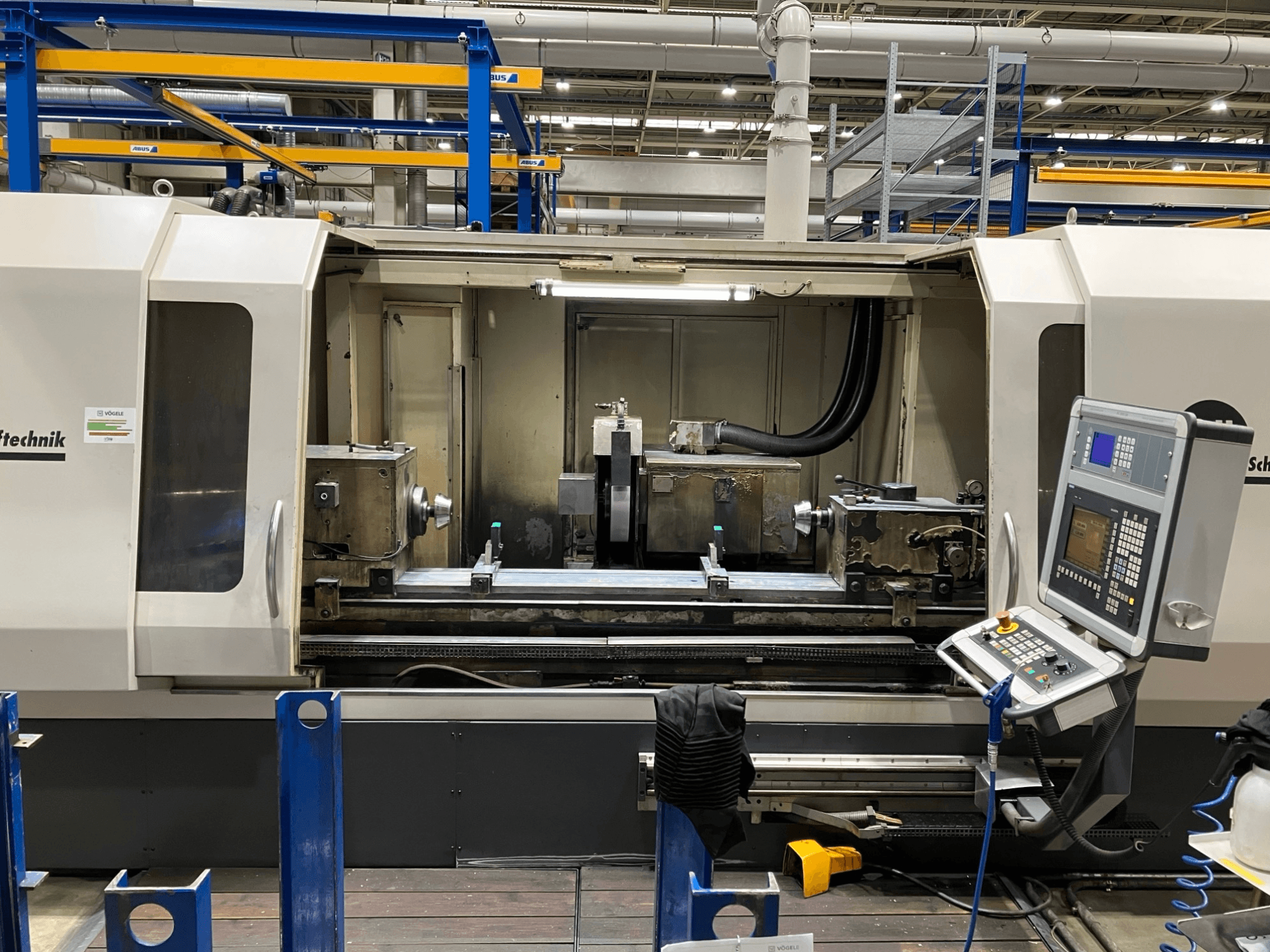 GEIBEL & HOTZ RS 2000 CM-DS silindirik taşlama makinesi, kontrol paneli ve taşlama alanını gösteren önden görünüm.