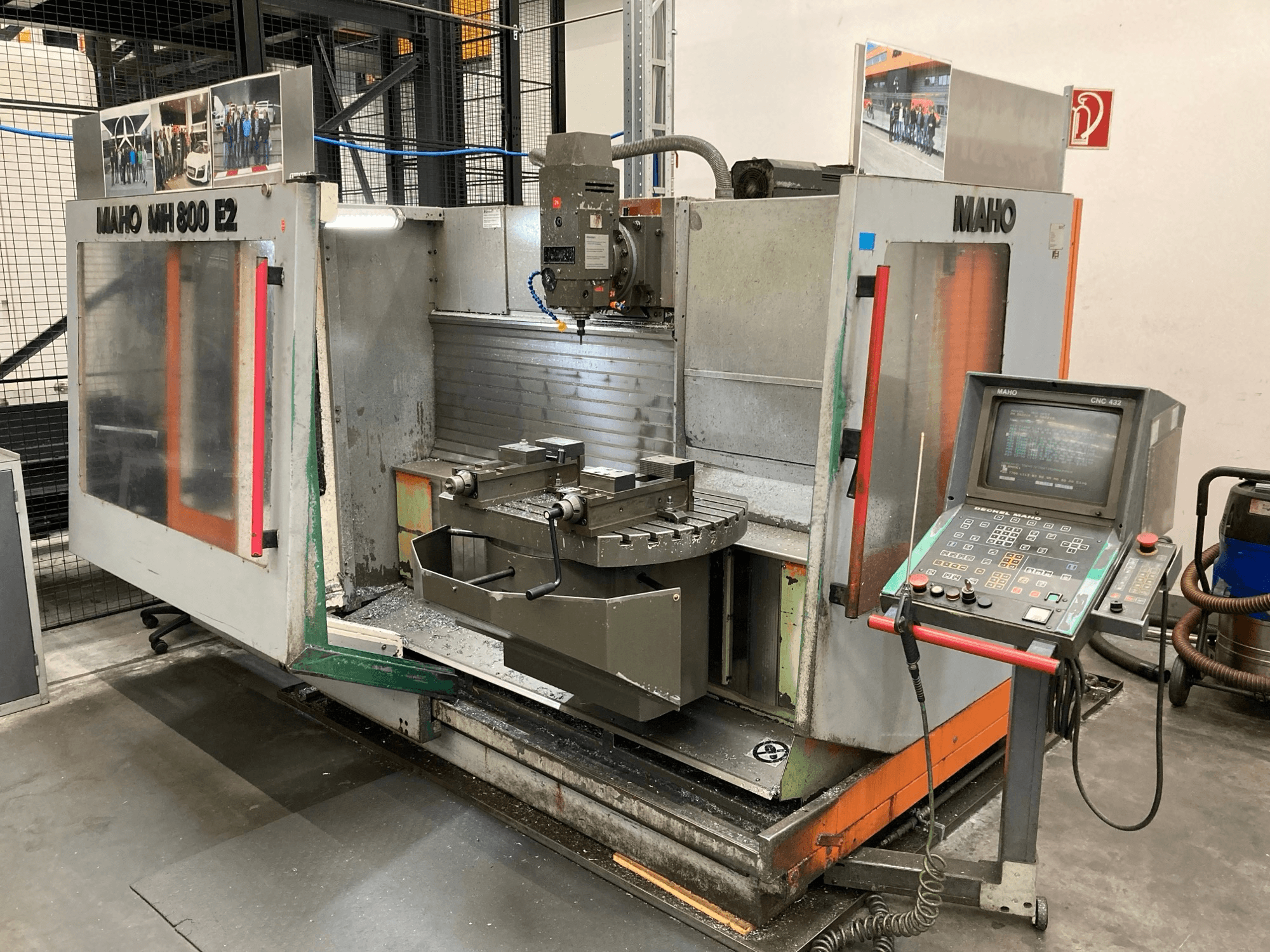 Maho MH 800 E2 CNC freze makinesinin kontrol paneli, iş mili ve çalışma tablası görünür şekilde önden görünümü.
