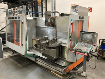 Maho MH 800 E2 CNC freze makinesinin kontrol paneli, iş mili ve çalışma tablası görünür şekilde önden görünümü.