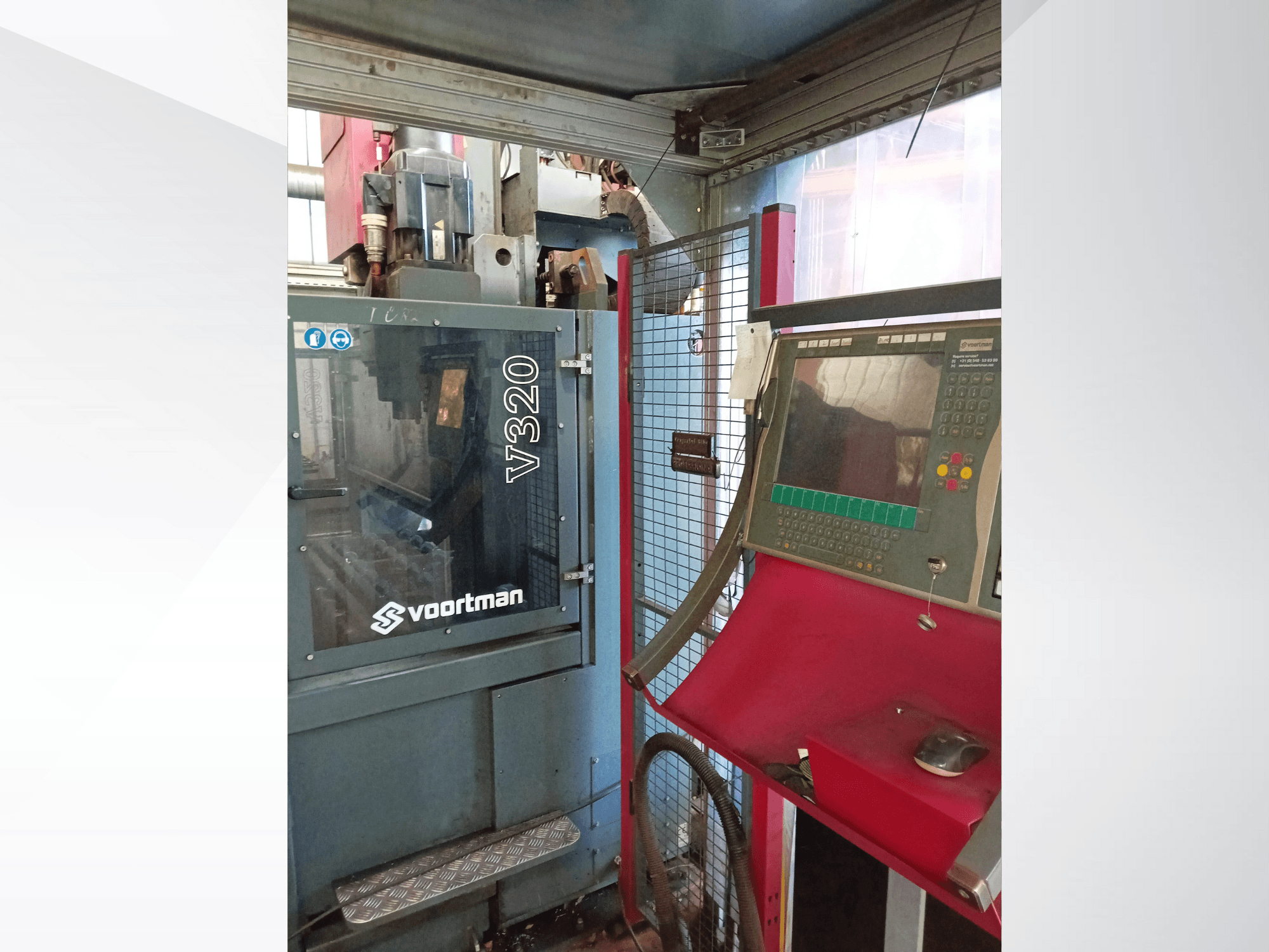 Voortman V320 CNC tezgahının önden görünümü, düğmeli kontrol paneli, ekran ve güvenlik ağı muhafazası.