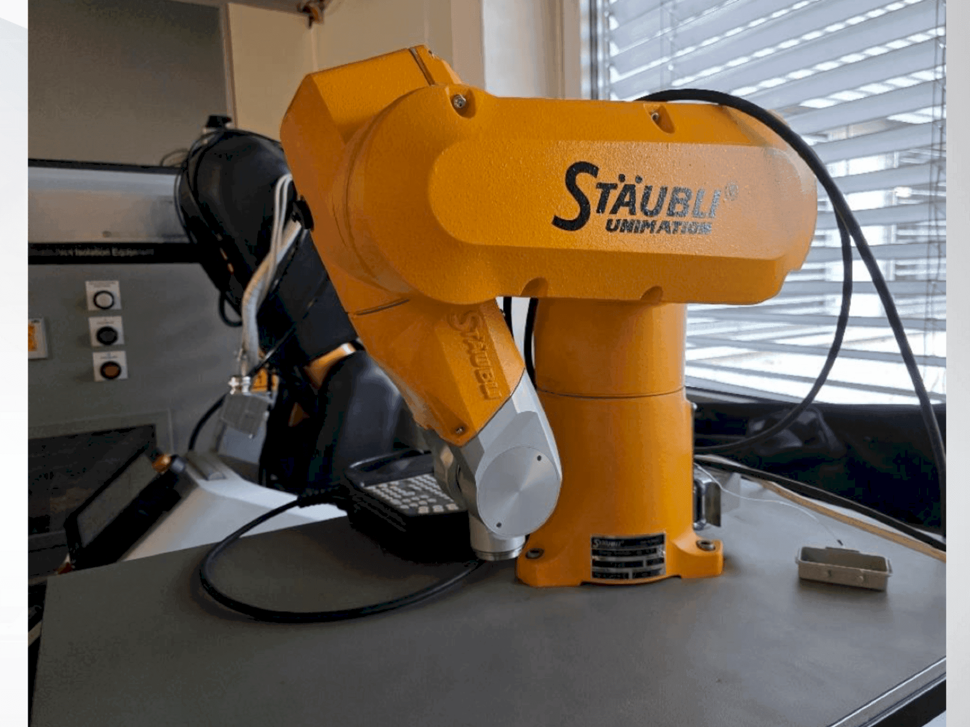 Makine STAUBLI TX40 - Önden görünüm