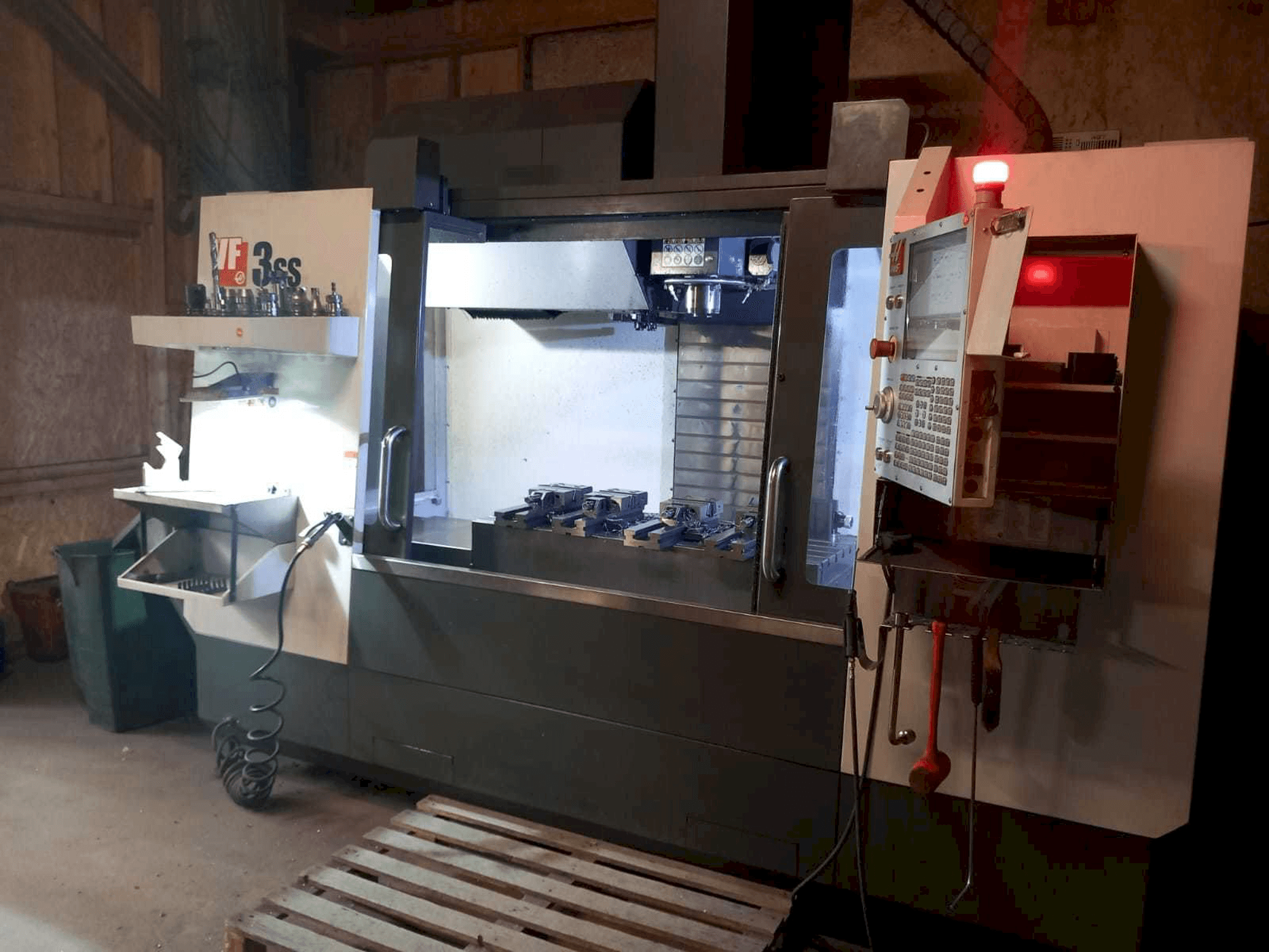 Makine HAAS VF3SS - Önden görünüm