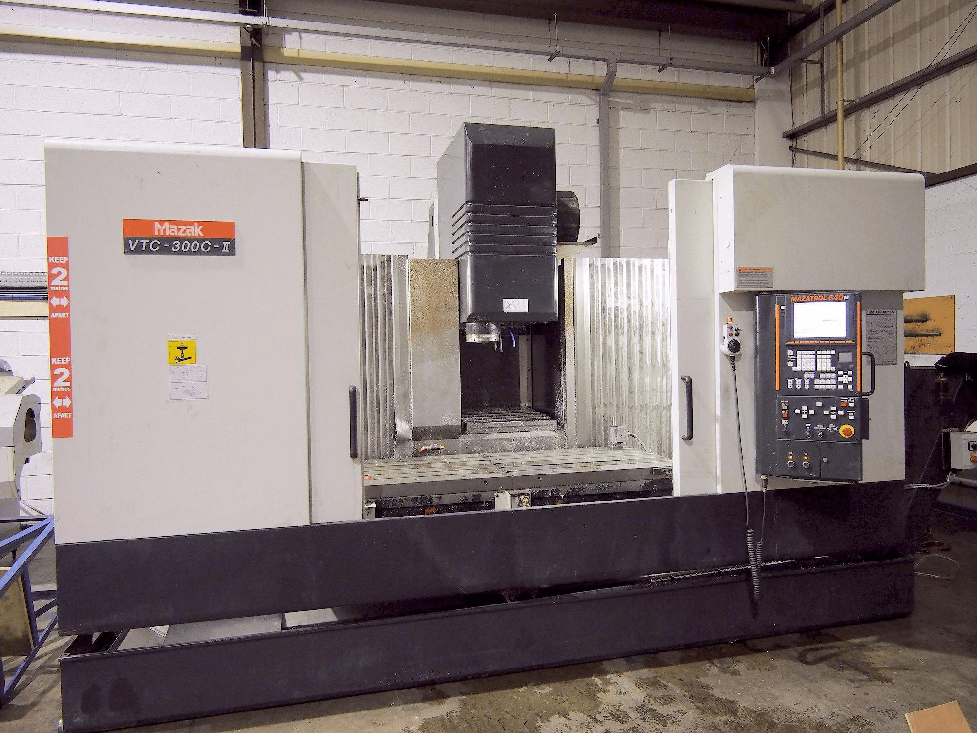 Makine Mazak VTC-300C-II - Önden görünüm