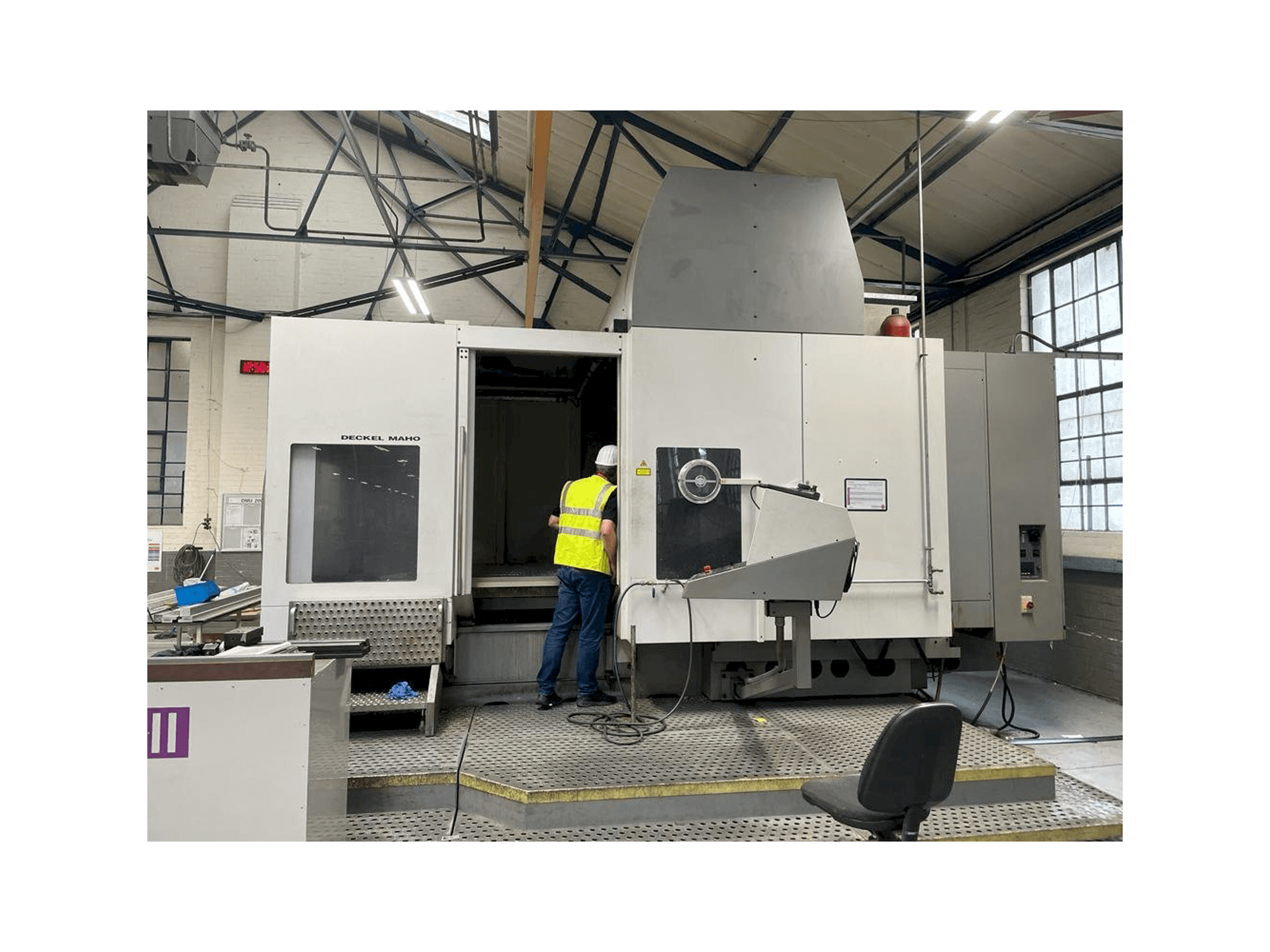 Makine DECKEL MAHO DMU 200T - Önden görünüm