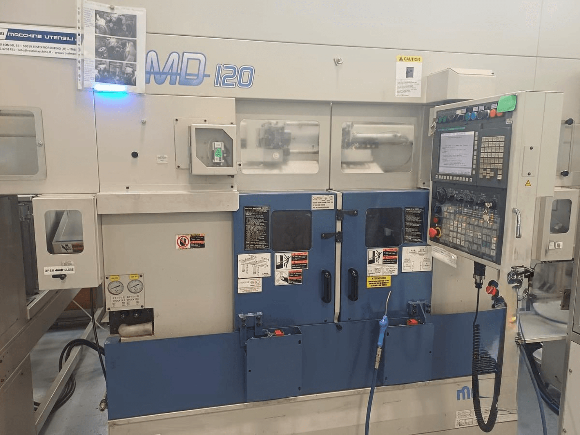 Yatay tornalama makinesi MURATEC MD 120, kontrol paneli, kapı ve basınç göstergelerini gösteren önden görünüm.