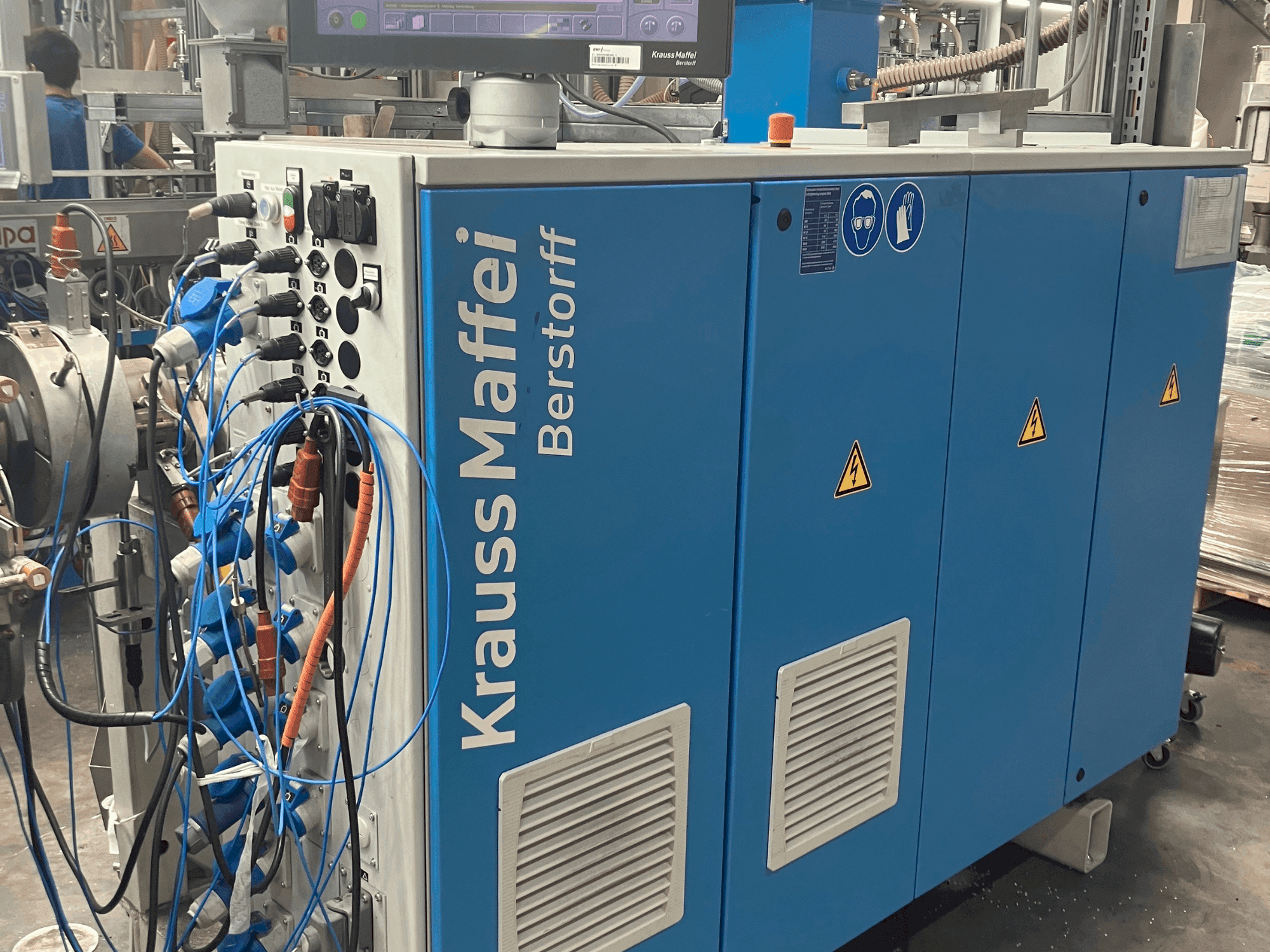 Makine Krauss Maffei KME 45 XS - Önden görünüm