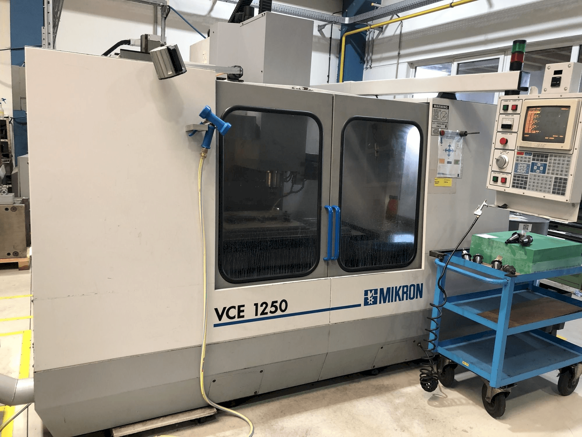 Makine MIKRON VCE 1250 - Önden görünüm