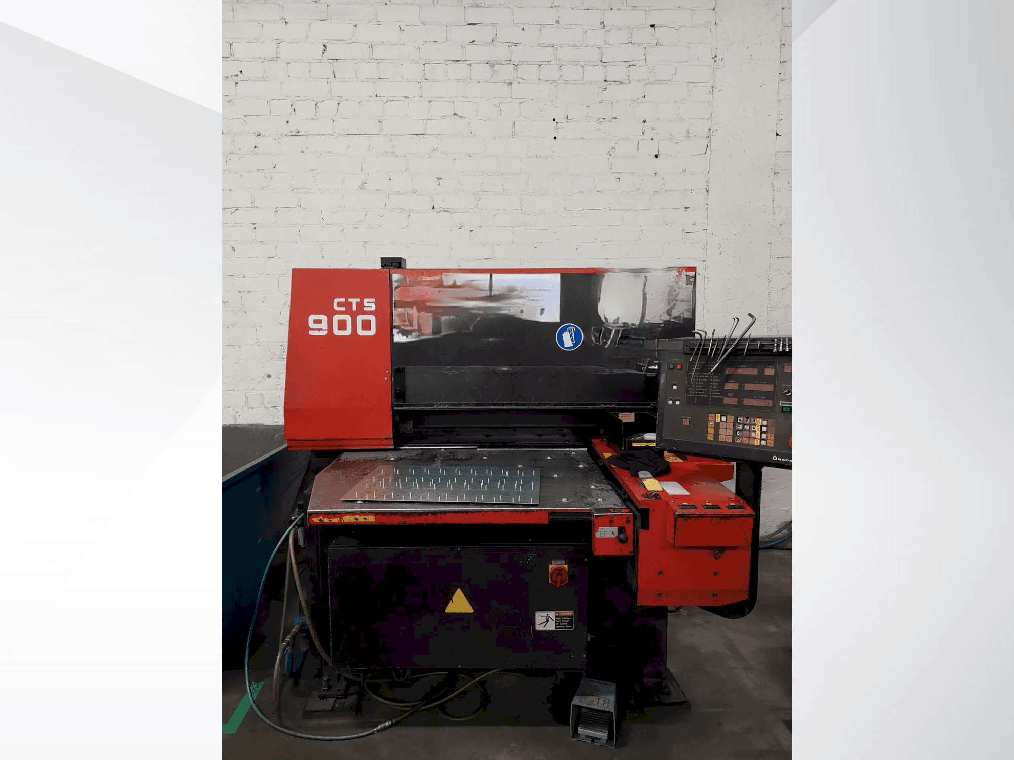 Makine AMADA CTS-900 - Önden görünüm