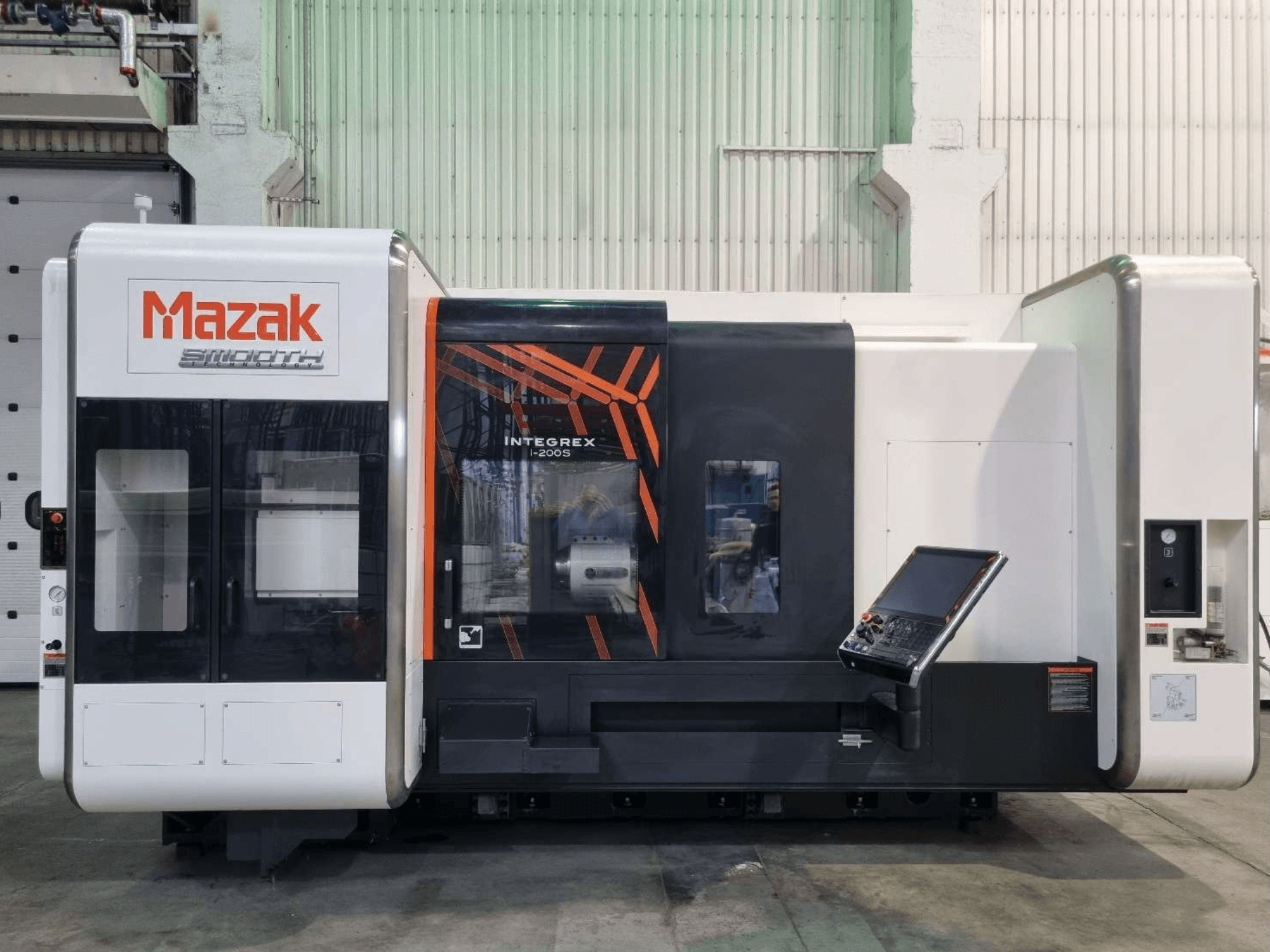 Mazak INTEGREX i-200 S torna freze merkezi, önden görünüm, kontrol paneli ve işleme alanının görülebilmesi için büyük pencere.