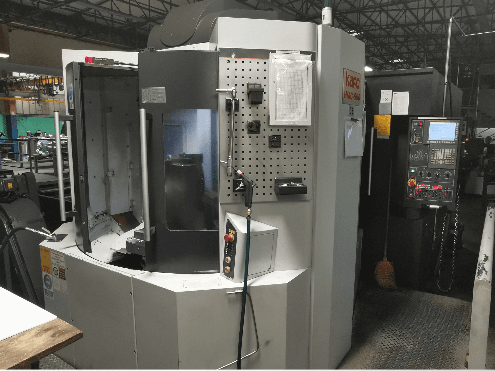 Kafo HMC-500 yatay işleme merkezi, önden görünüm, kontrol paneli, takım tutucu ve boş makine haznesi.