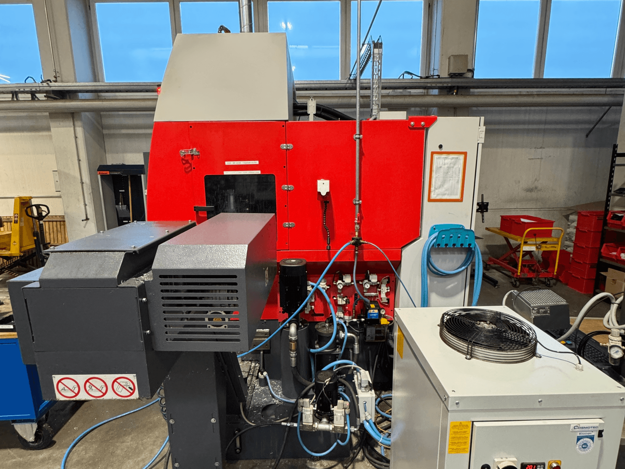 EMCO MAXXMILL 350 dikey işleme merkezi, önden görünüm, karmaşık makine ve kontrol paneli ayrıntılarını sergiliyor.