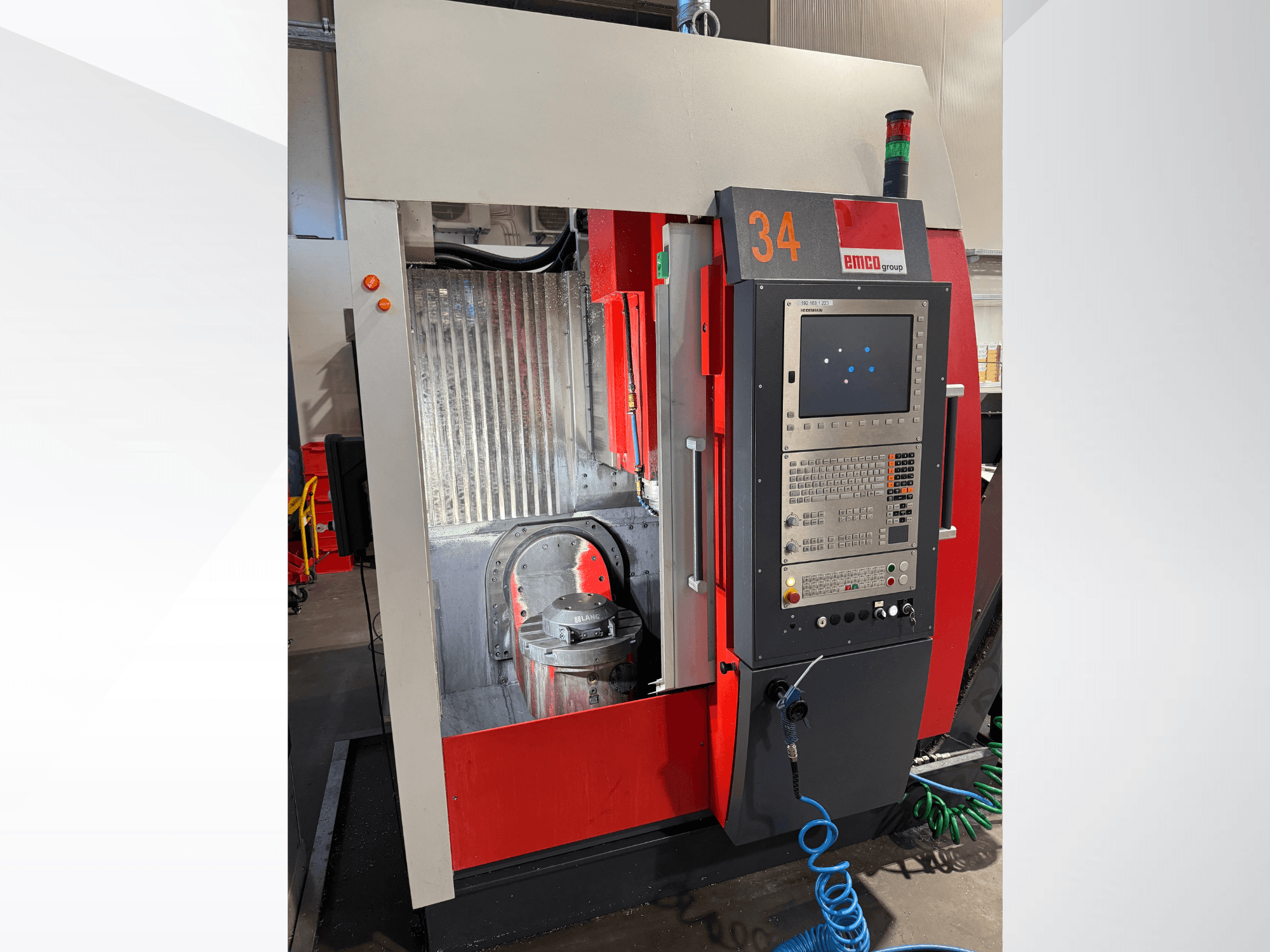 EMCO MAXXMILL 350 dikey işleme merkezinin önden görünümü, kontrol paneli ve görünür freze kafası detayı.