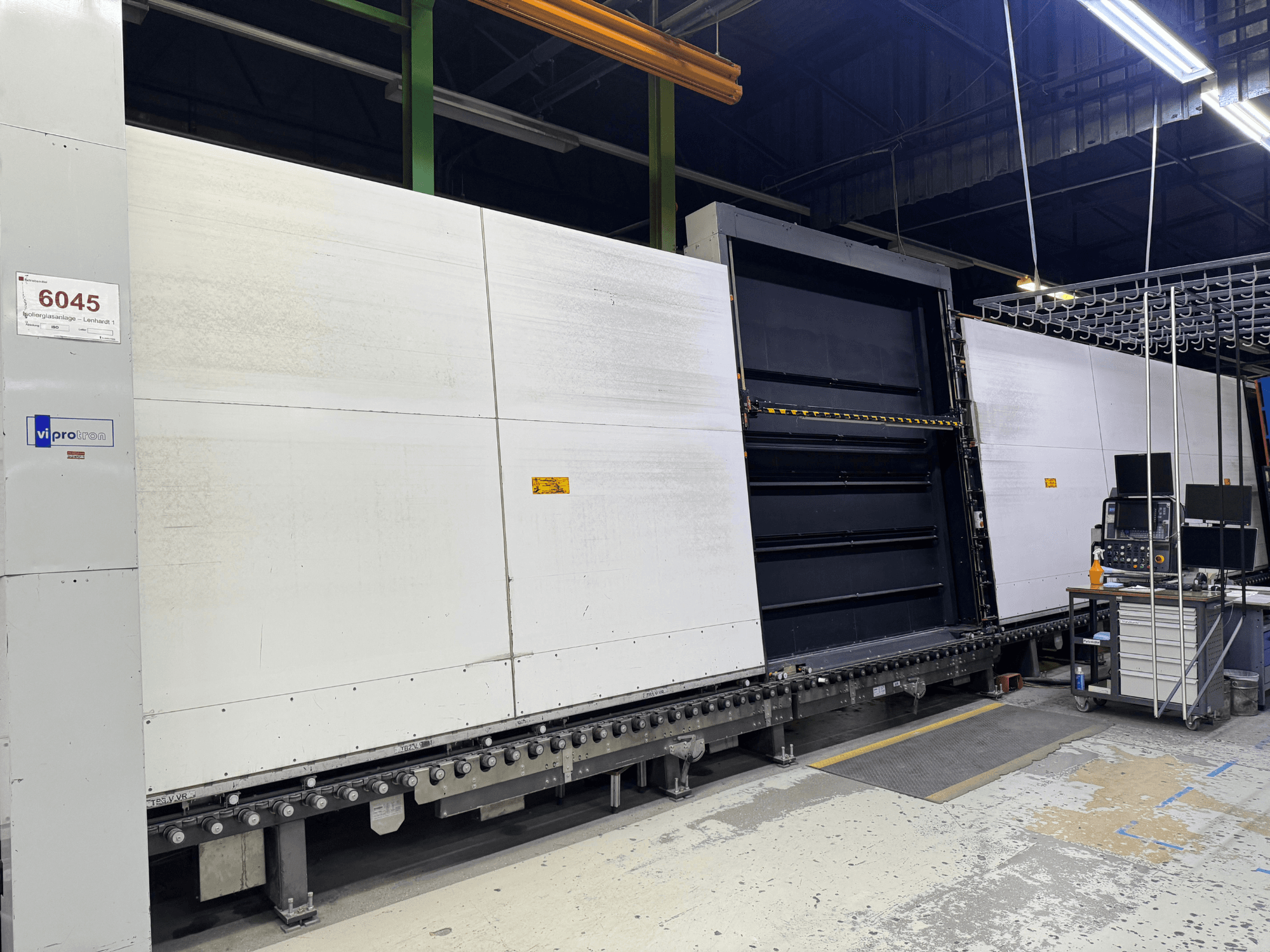 Vipro kalıp makinesinin açık panelli ön görünümü, operasyonel ekipmanı ve yanındaki çalışma alanını sergiliyor. Model 6045.