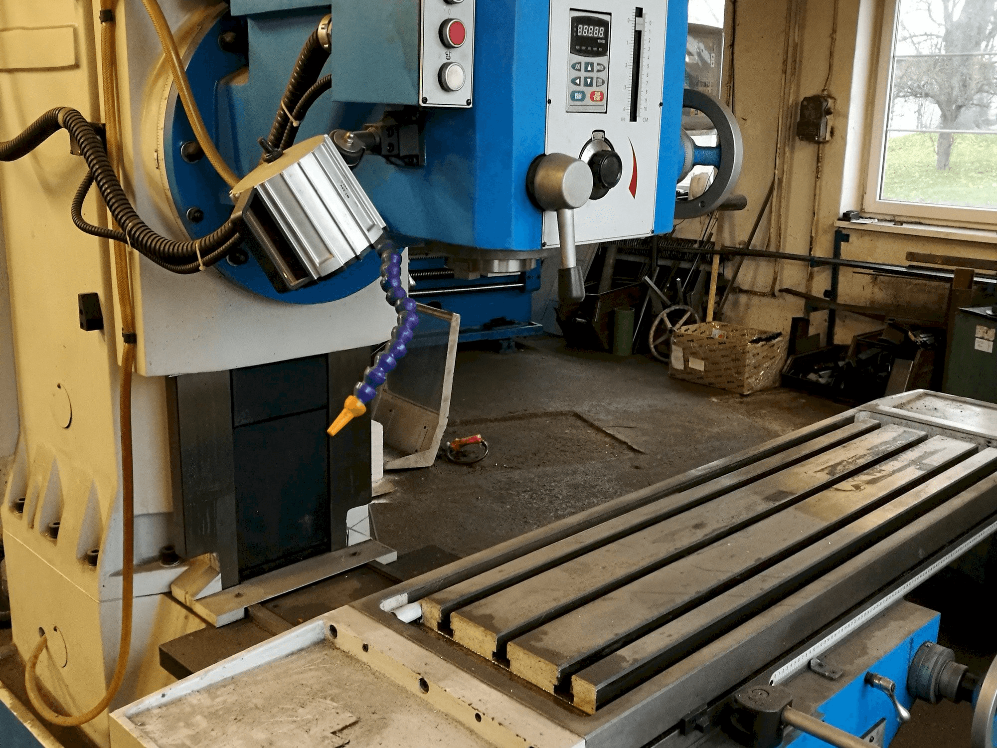 Makine KNUTH KB 1400 - Önden görünüm