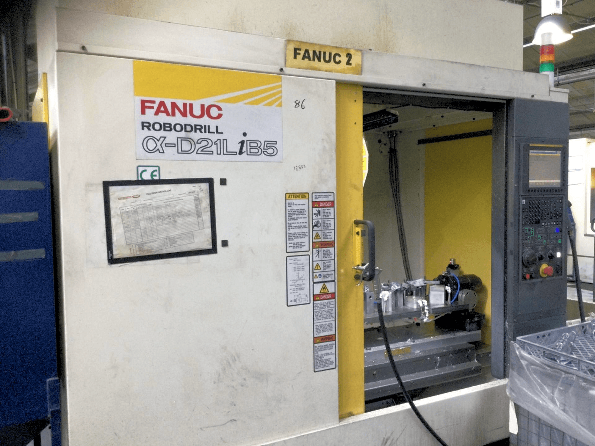 Makine FANUC Robodrill Alpha D21LiB5 - Önden görünüm