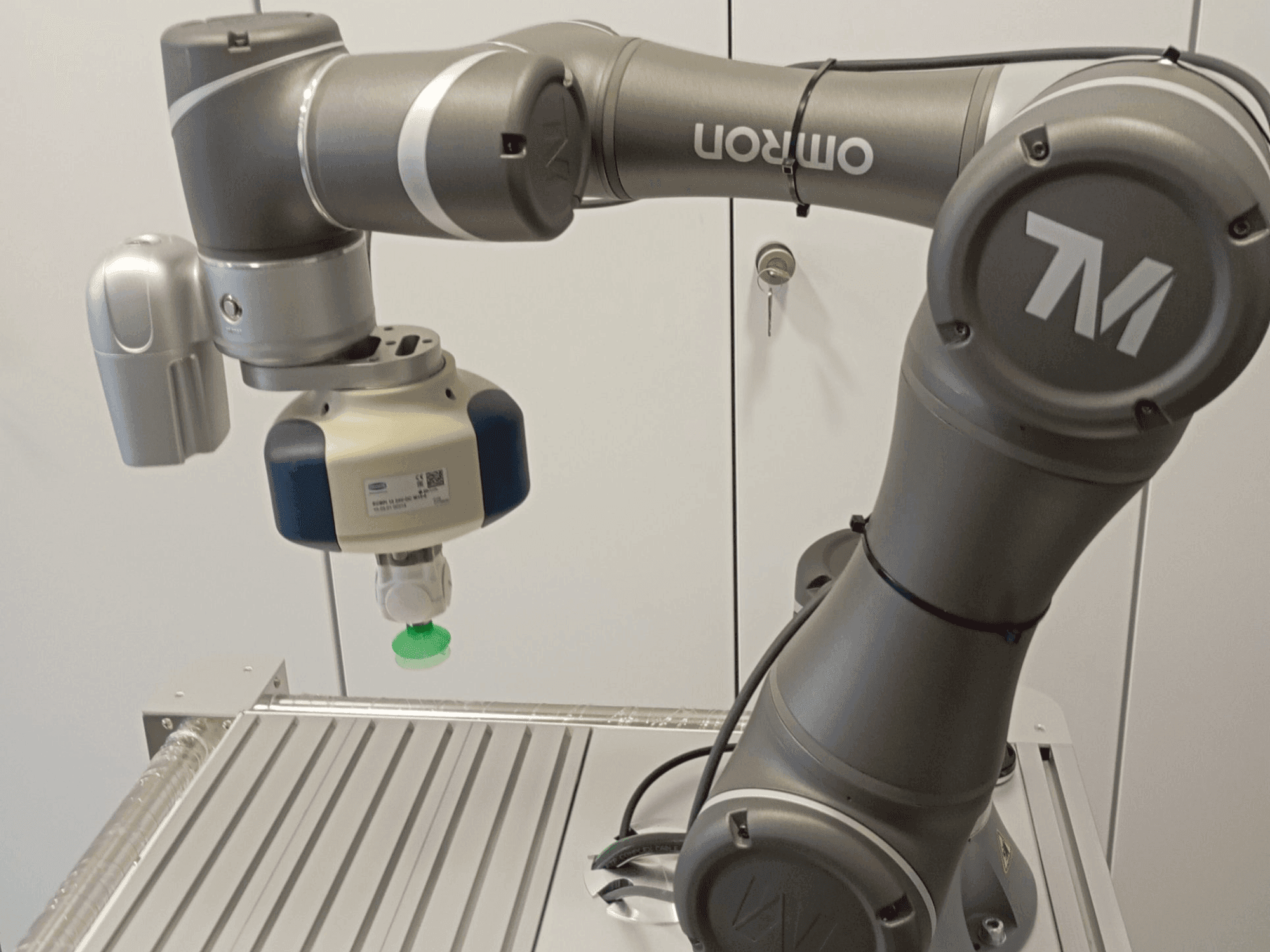 Makine OMRON TM5-700 - Önden görünüm