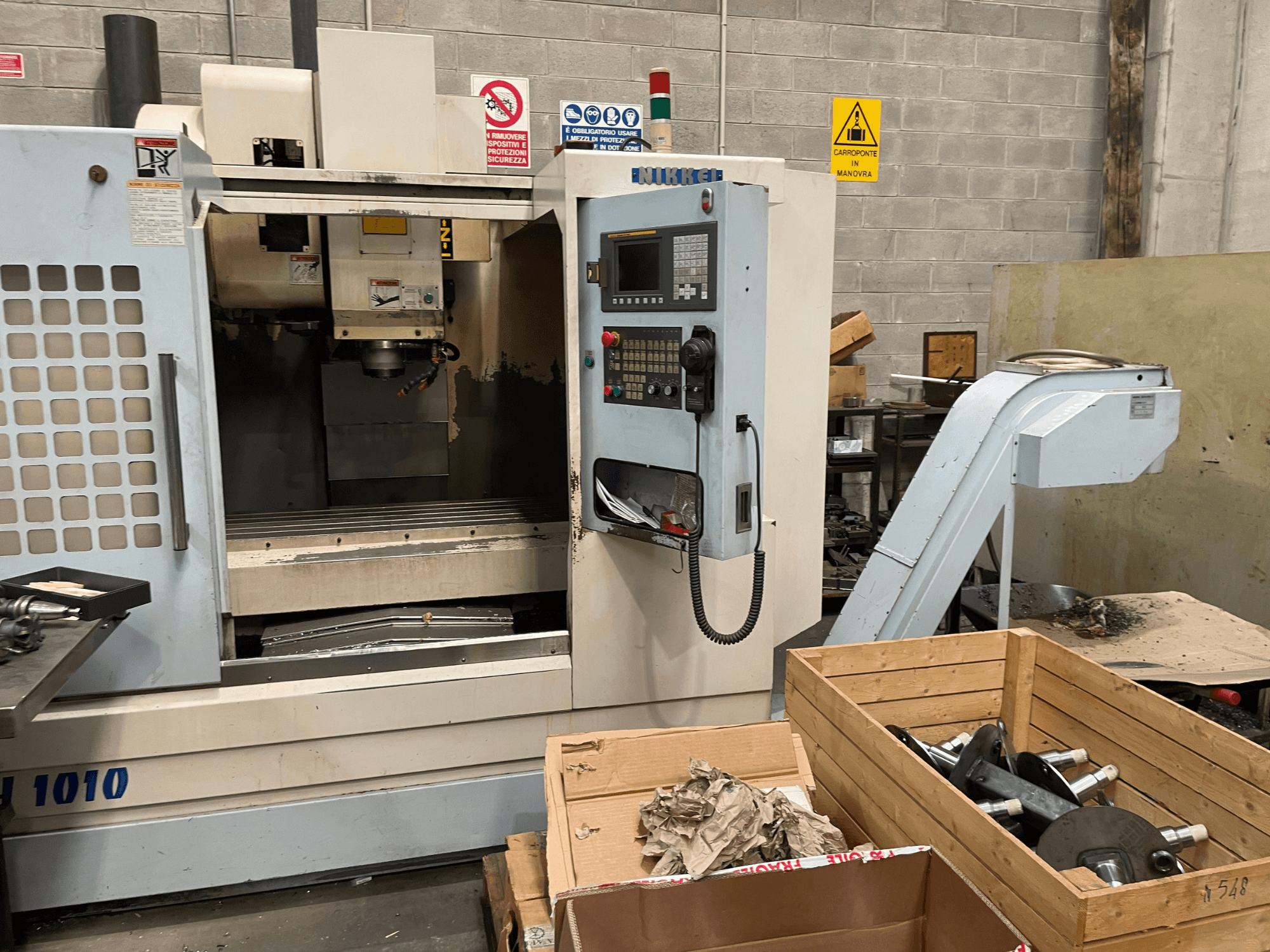 Other Dikey İşleme Merkezi, model VH-1010, önden bakıldığında kontroller görünür ve kutular yakındadır.