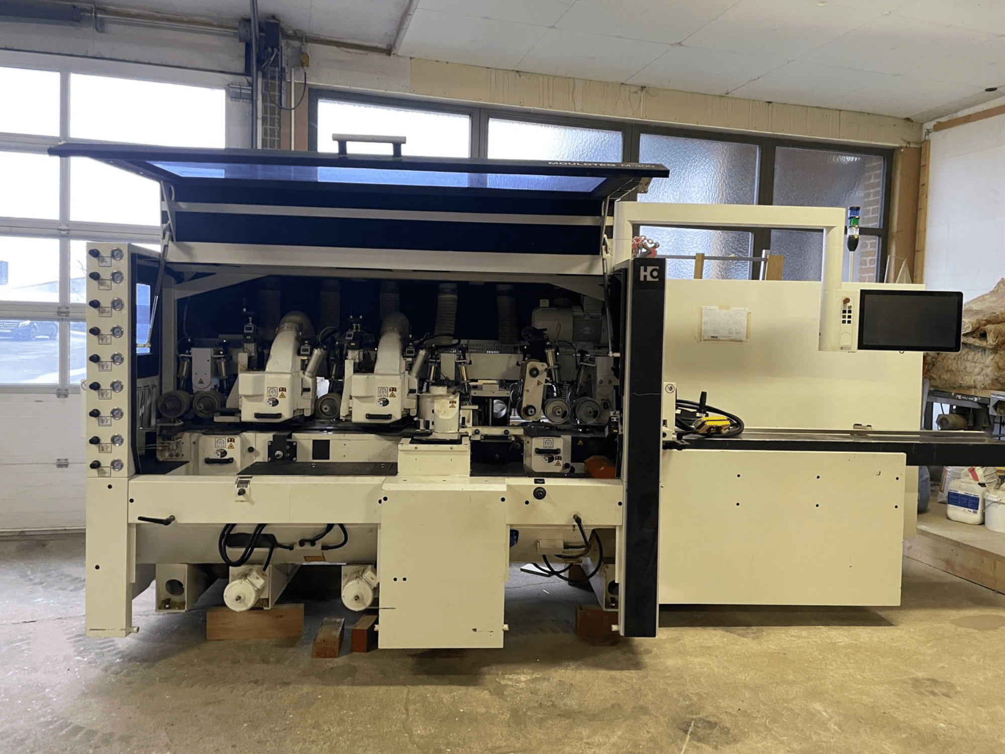 Häwa CNC makinesi, önden görünüm, çoklu iş mili, kontrol paneli ve toz emme hortumlarına sahiptir, ahşap işleme için uygundur.