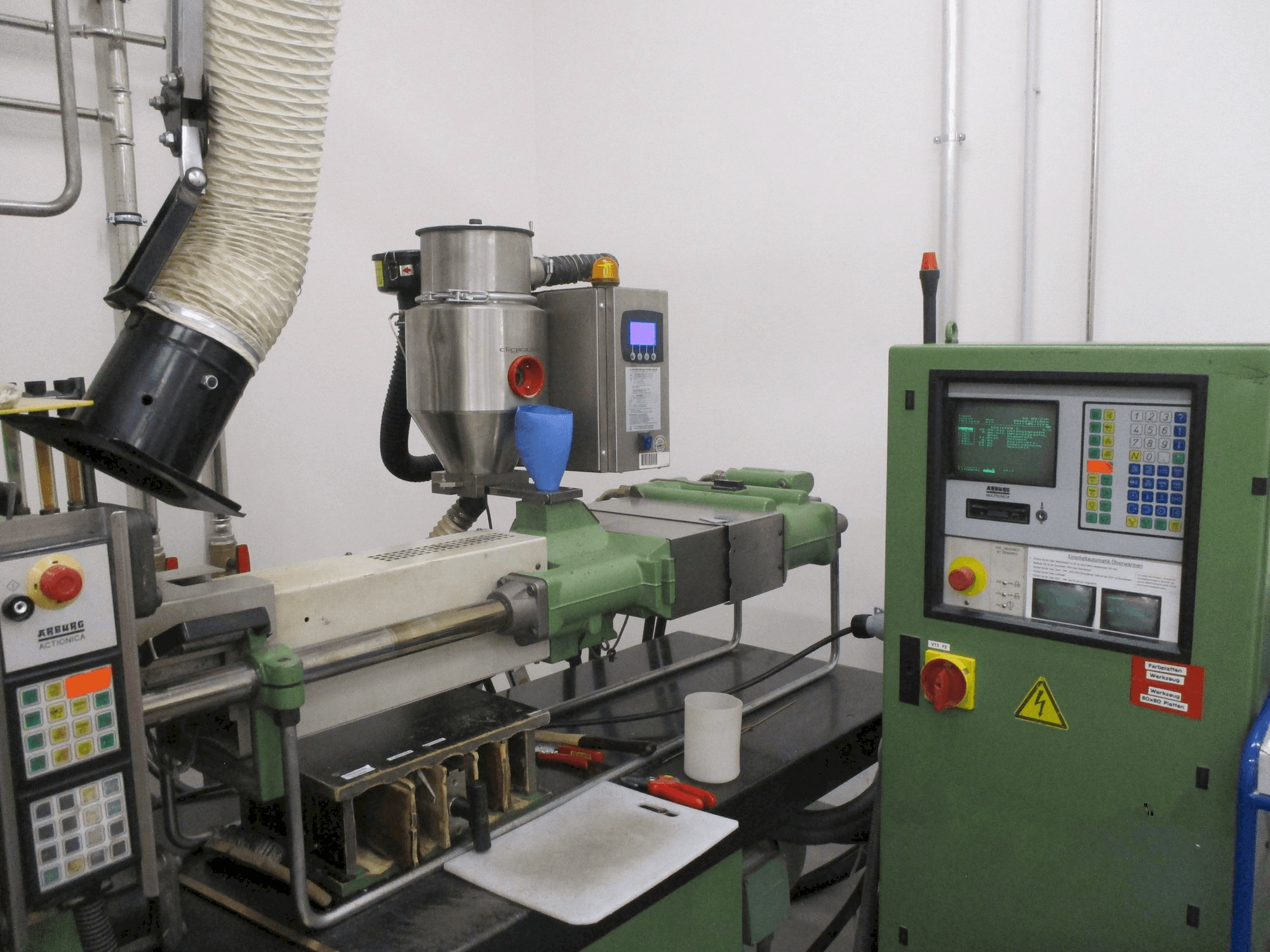 Makine Arburg Allrounder 320 M 750 - 90/90 2K - Önden görünüm