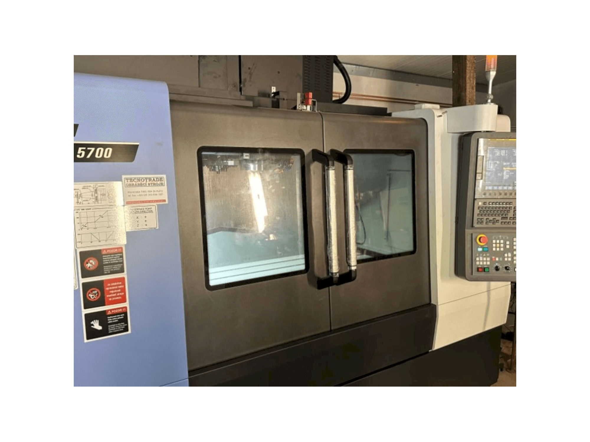 Makine DOOSAN DNM 5700 - Önden görünüm