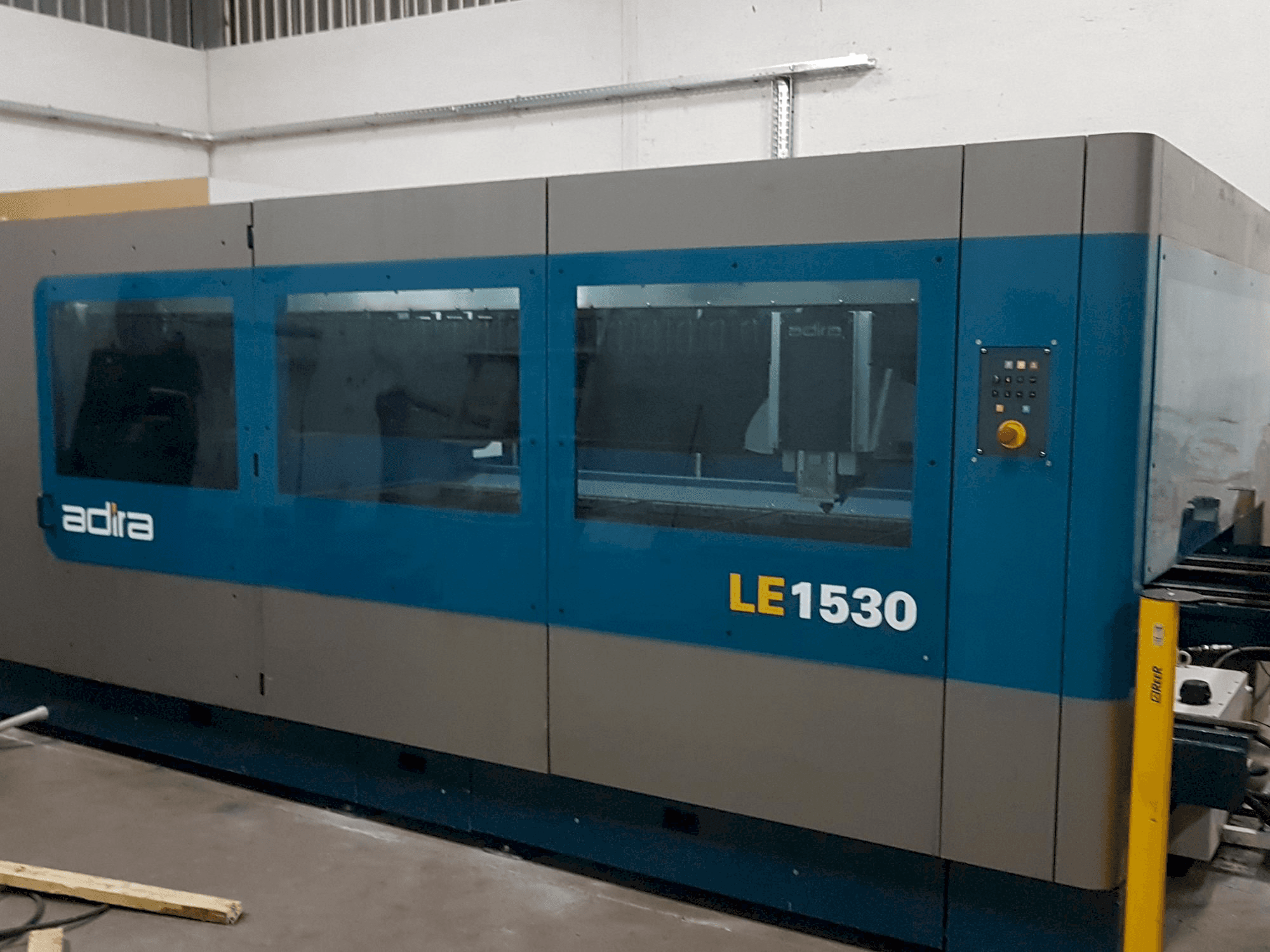 Makine ADIRA Le1530 - Önden görünüm