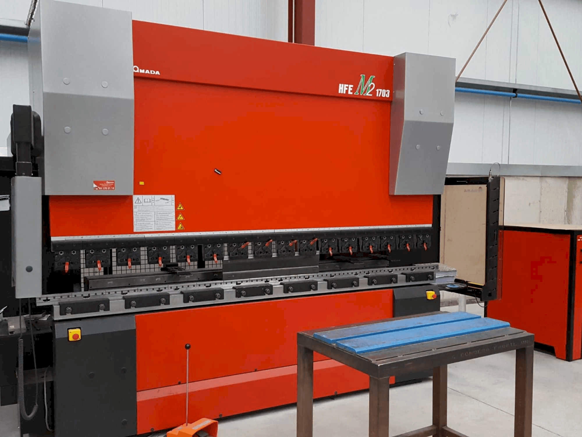 Makine AMADA HFE M2-EVO 1703 - Önden görünüm