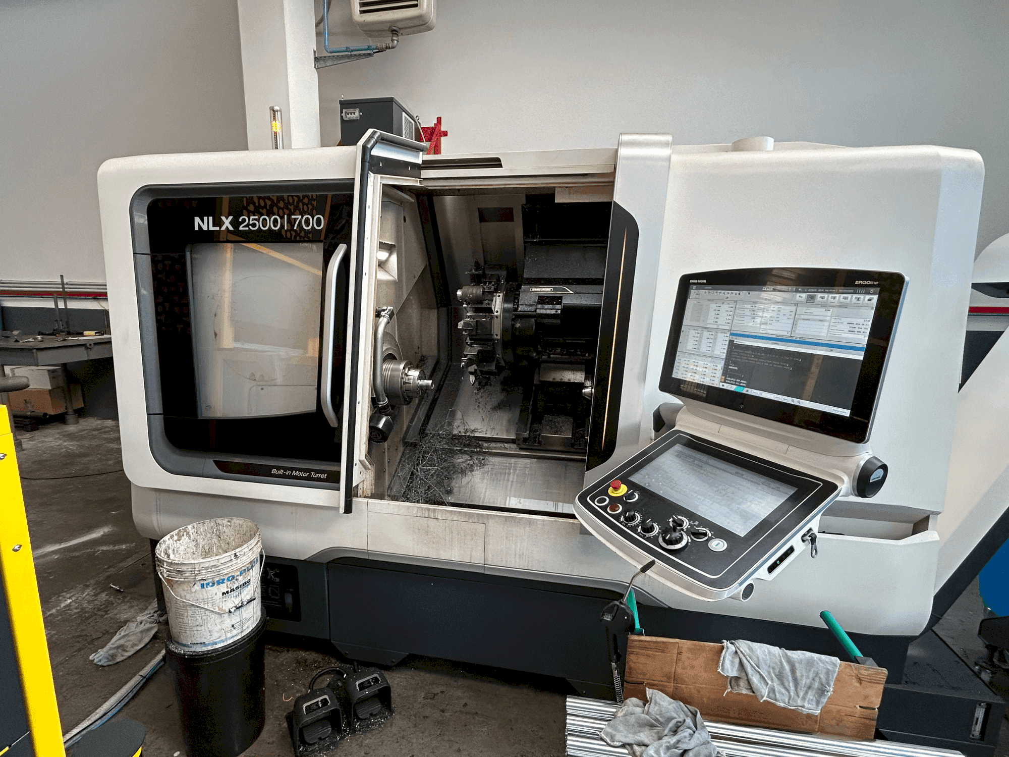 Makine DMG MORI NLX 2500 Y / 700 - Önden görünüm