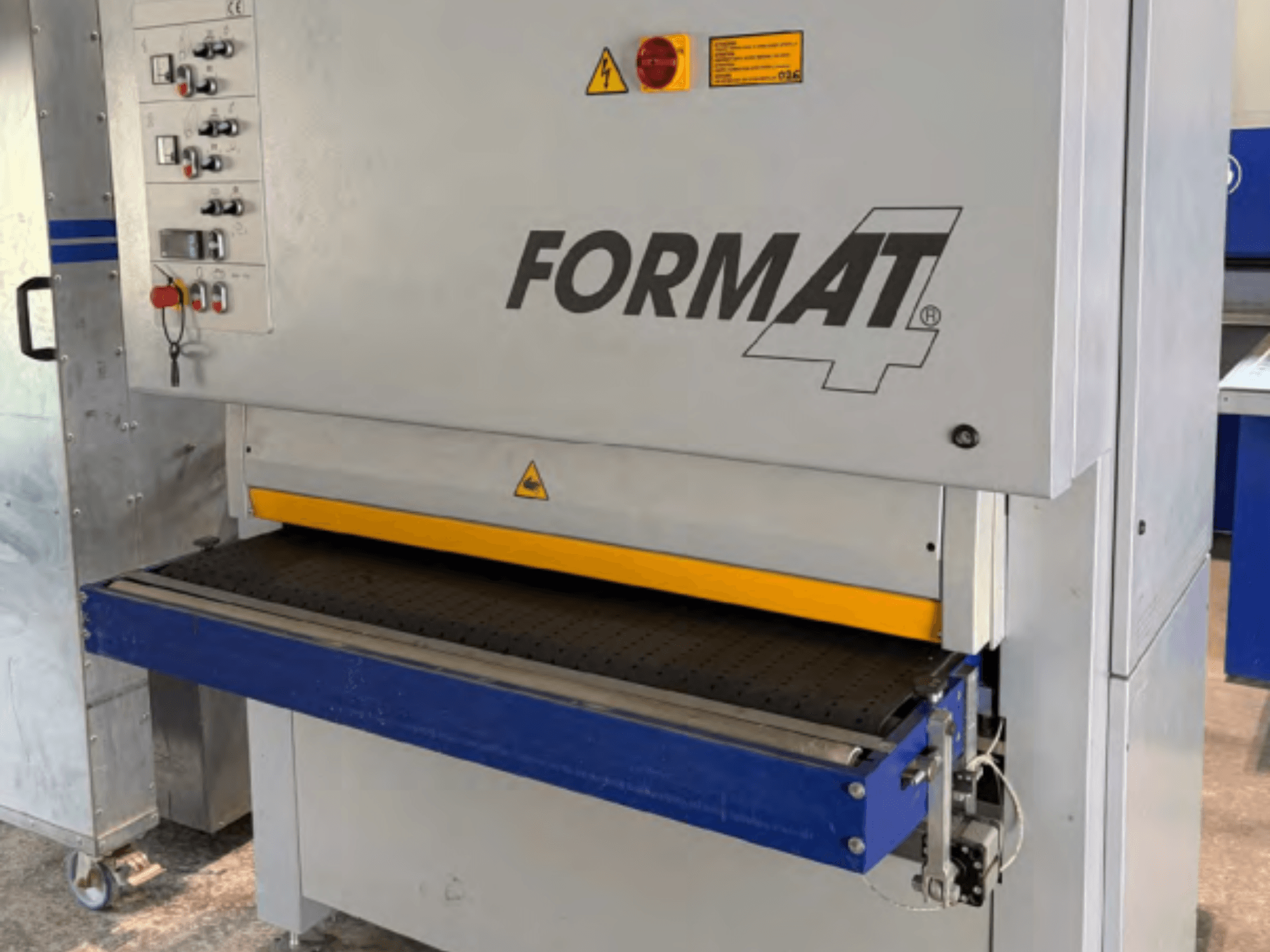 FORMAT4 Finish 1302 bant zımpara makinesi, kontrol paneli, sarı zımpara bandı ve mavi konveyör tablası ile birlikte önden görünümde gösterilmiştir.