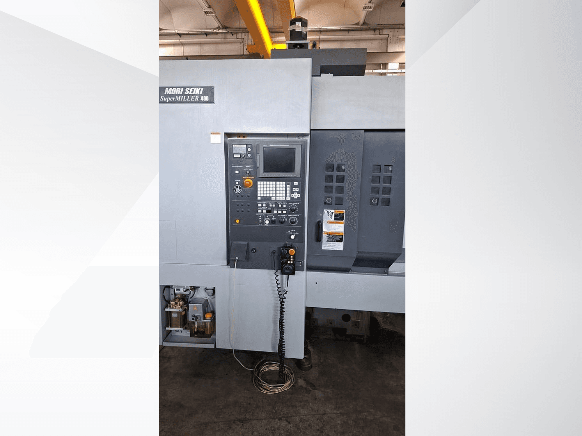 MORI SEIKI ZV 400 SUPER MILLER dikey işleme merkezi, kontrol panelini ve çalışma düğmelerini gösteren önden görünüm.