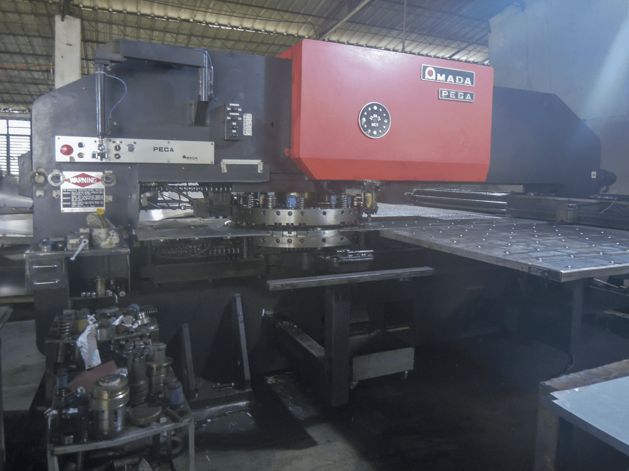 Makine AMADA - Önden görünüm PEGA 367