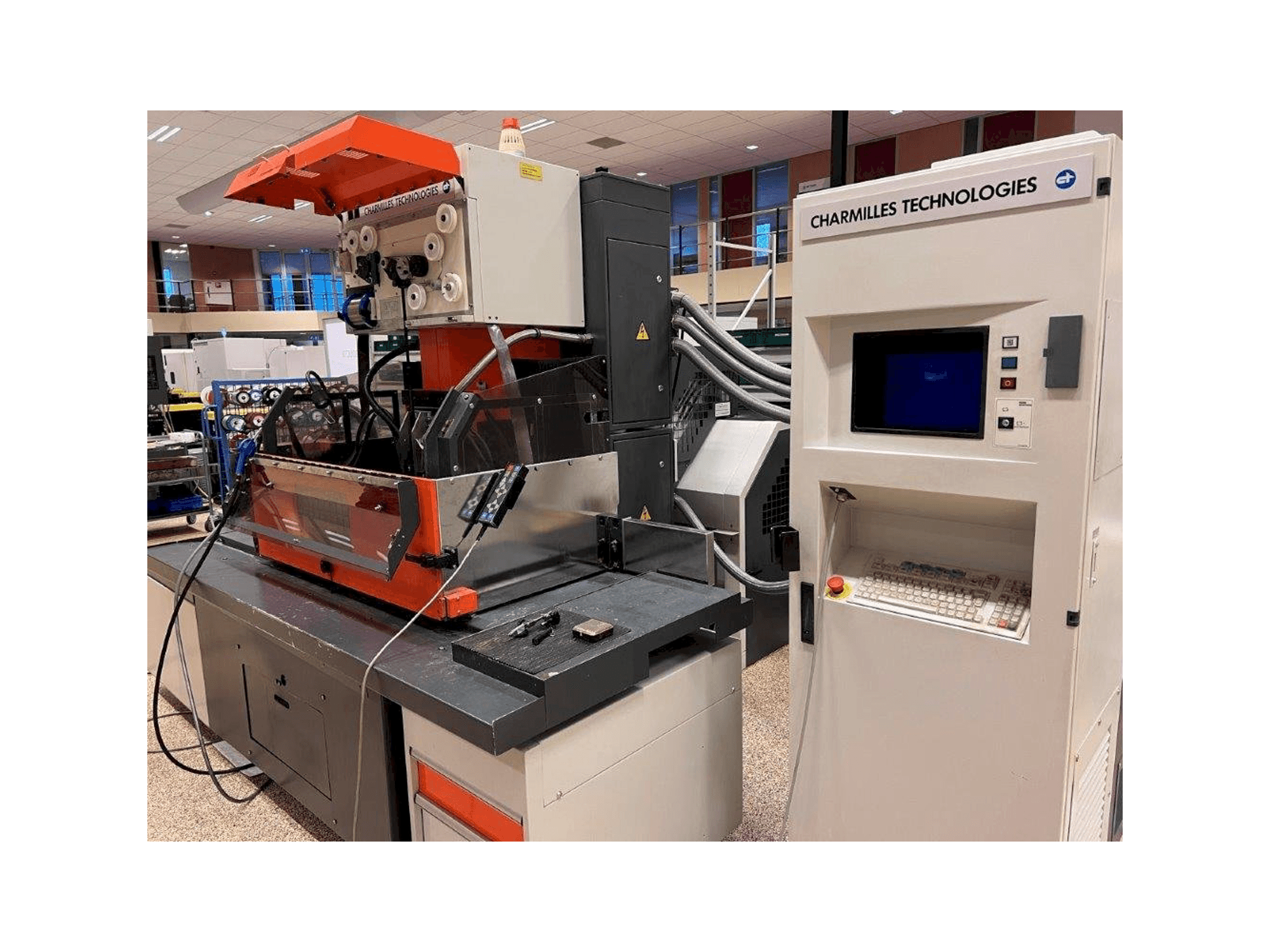 Makine CHARMILLES Robofil FI6020 CSL2 - Önden görünüm