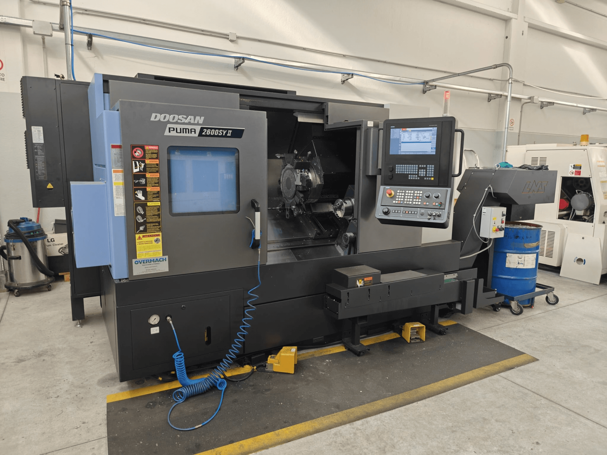 DOOSAN Puma 2600 SY II yatay torna tezgahı, önden görünüm; kontrol paneli ve çalışma göstergeleri ile birlikte.