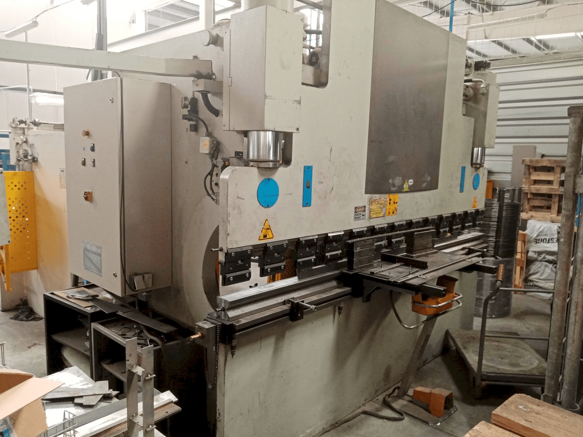 Makine ERMAKSAN AP 3100-120 - Önden görünüm