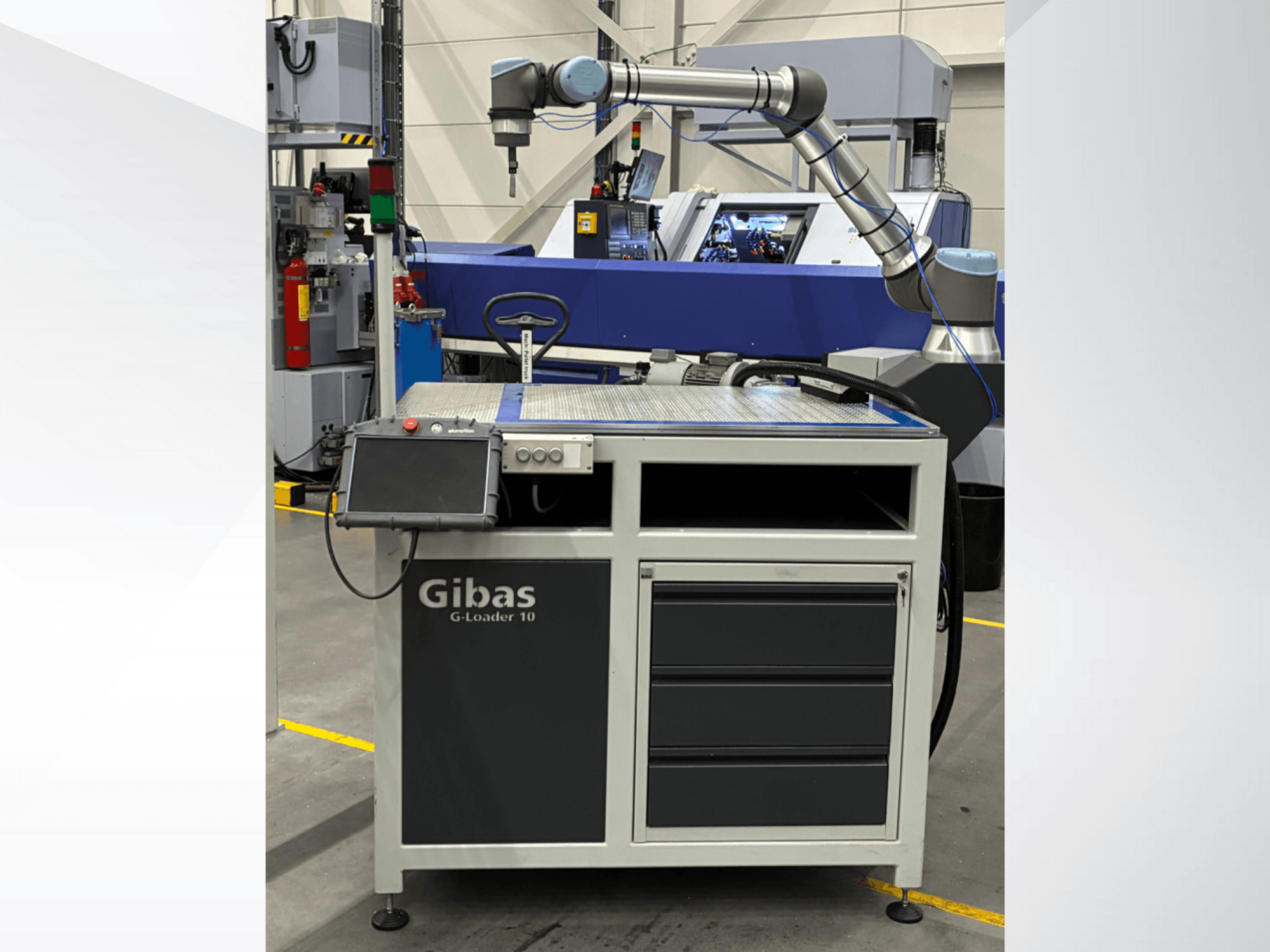 Robotik kollu Gibas G-Loader 10, önden görünüm; endüstriyel ortamda dokunmatik ekran kontrolü ve çekmece depolama özelliklerine sahiptir.
