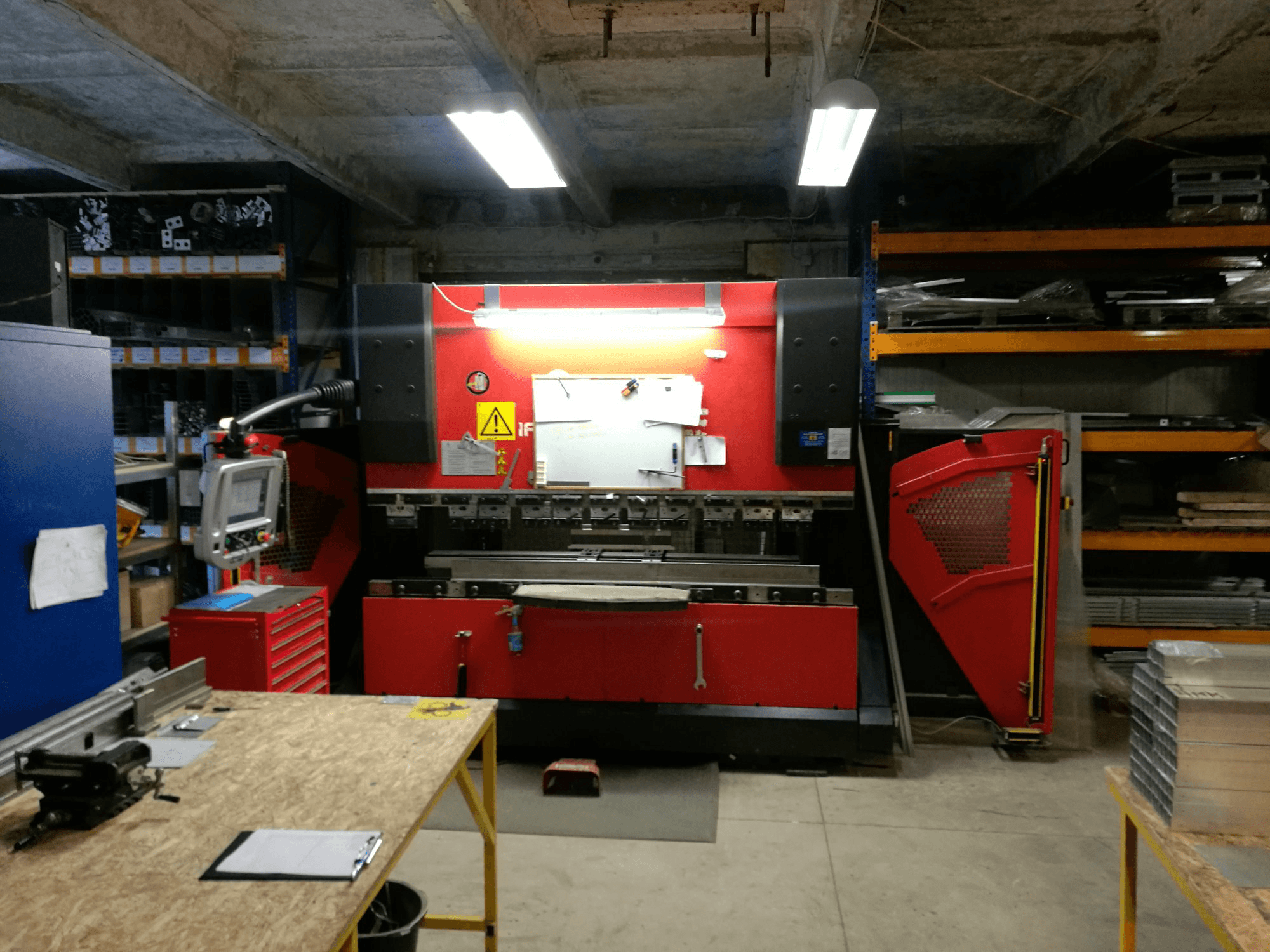 Makine AMADA - Önden görünüm HFP 80-25